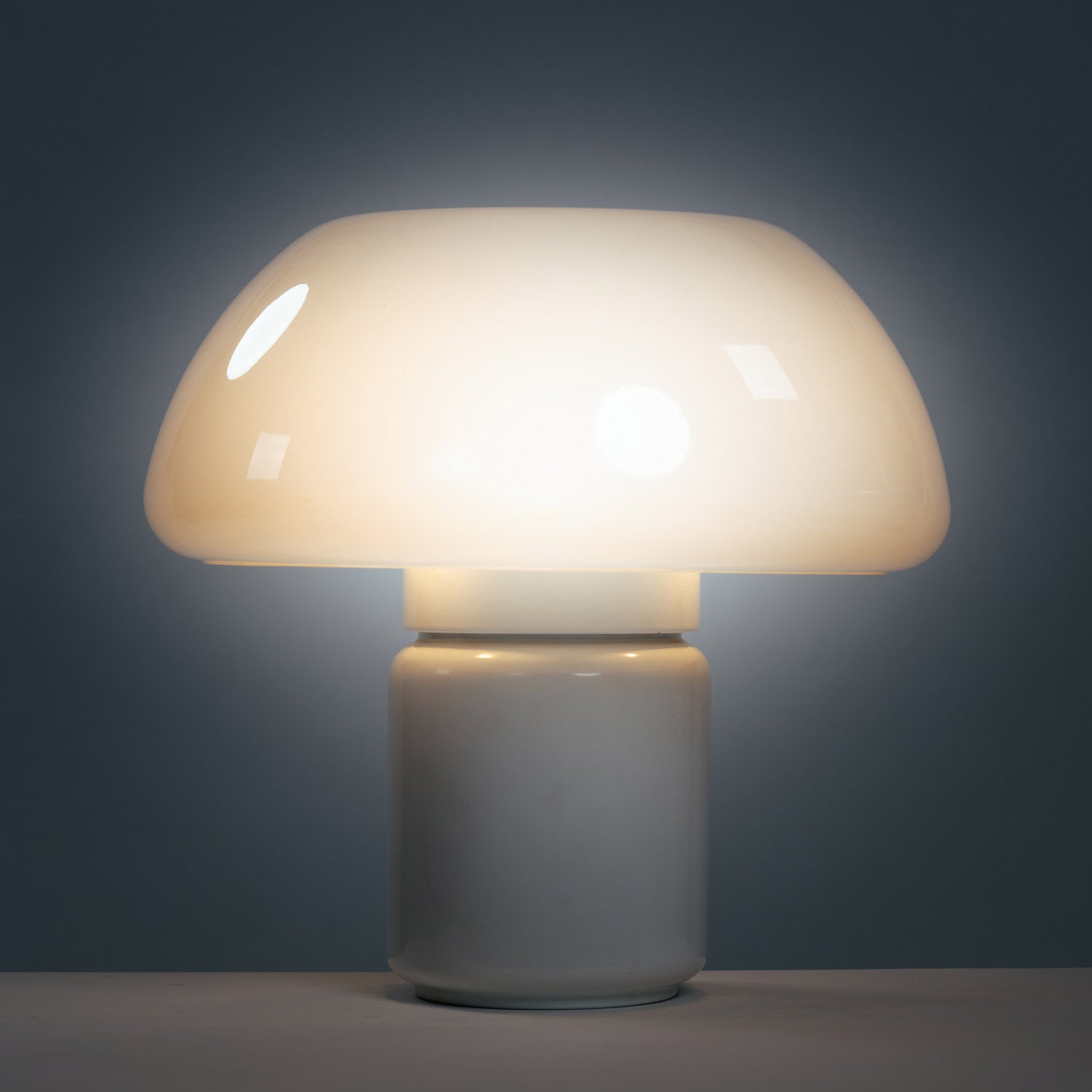 Elio_Martinelli_625_mushroom_table_lamp_by_Martinelli_Luce,_Italy,_1960s