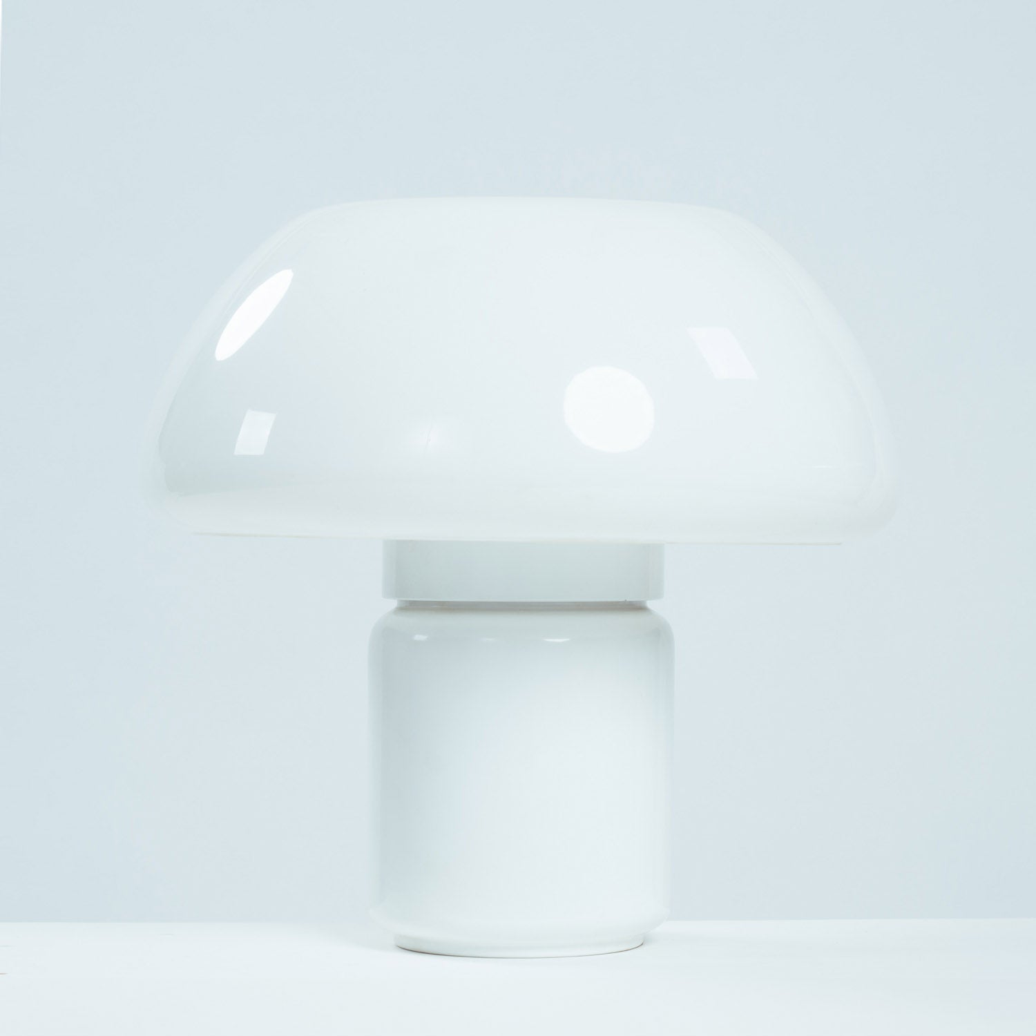 Elio_Martinelli_625_mushroom_table_lamp_by_Martinelli_Luce,_Italy,_1960s