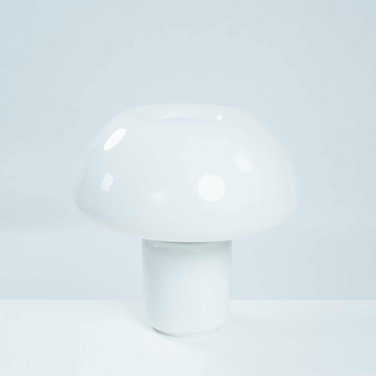 Elio_Martinelli_625_mushroom_table_lamp_by_Martinelli_Luce,_Italy,_1960s