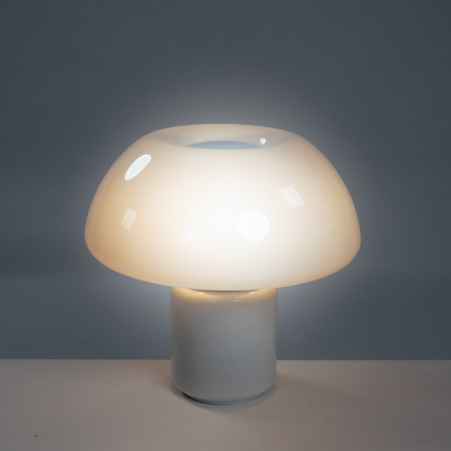 Elio_Martinelli_625_mushroom_table_lamp_by_Martinelli_Luce,_Italy,_1960s