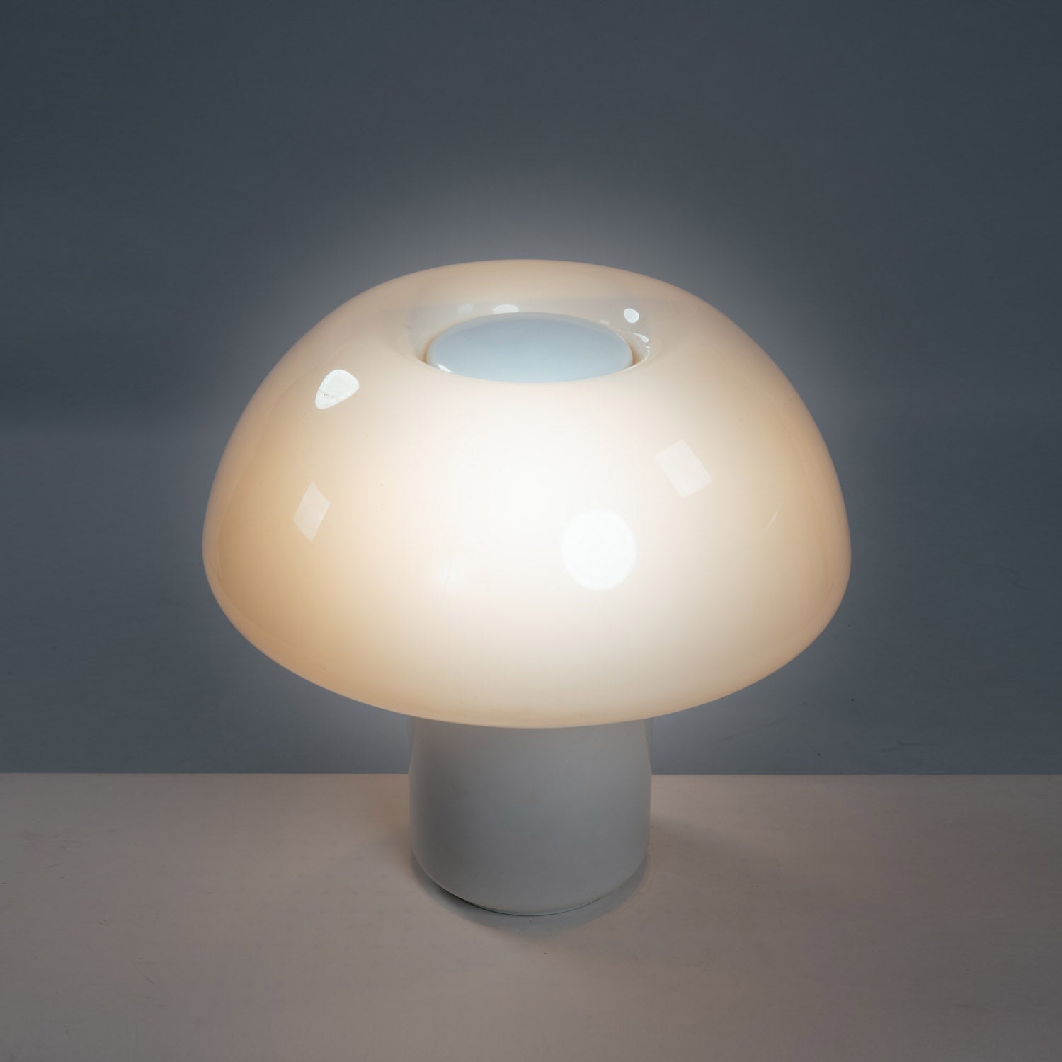 Elio_Martinelli_625_mushroom_table_lamp_by_Martinelli_Luce,_Italy,_1960s