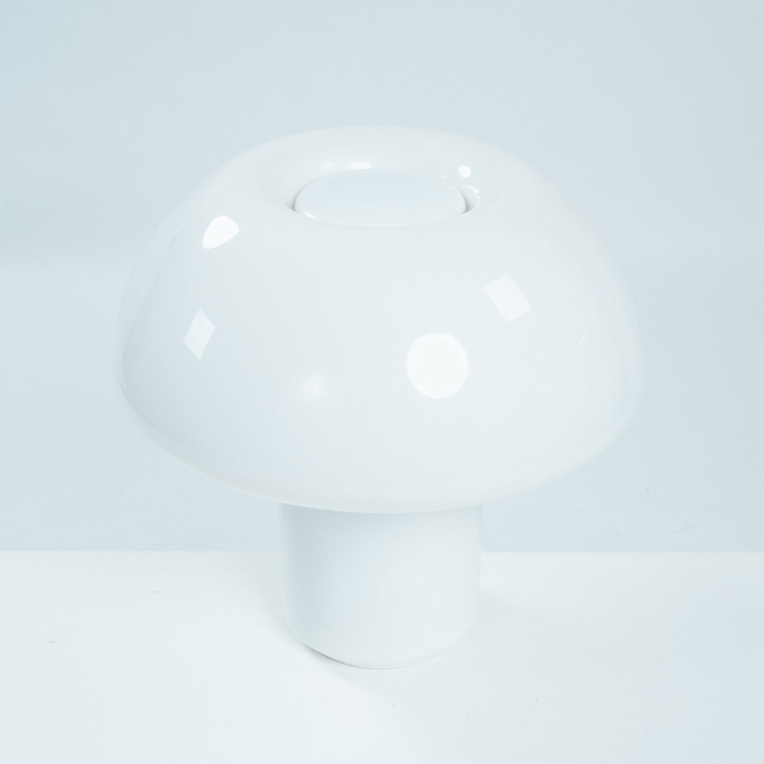 Elio_Martinelli_625_mushroom_table_lamp_by_Martinelli_Luce,_Italy,_1960s