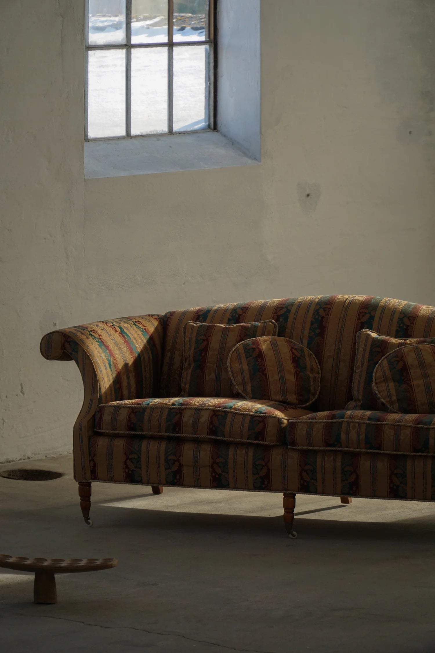 Empire_Style_Sofa_with_Cushions_and_Castors
