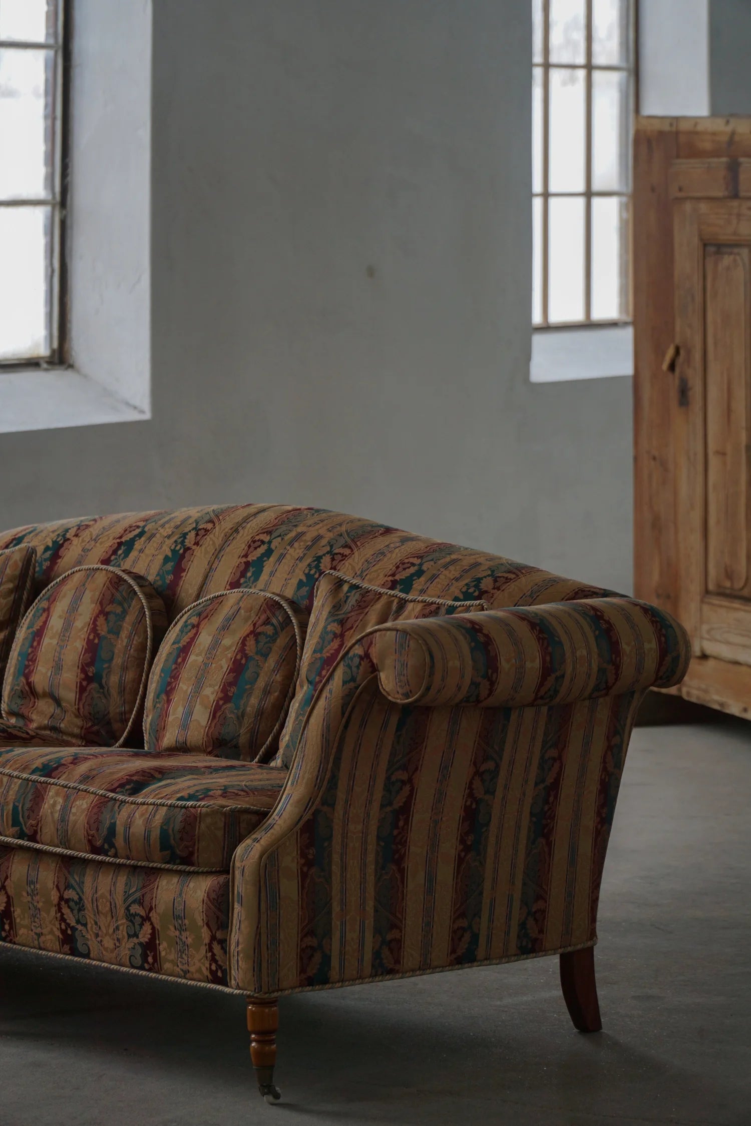 Empire_Style_Sofa_with_Cushions_and_Castors