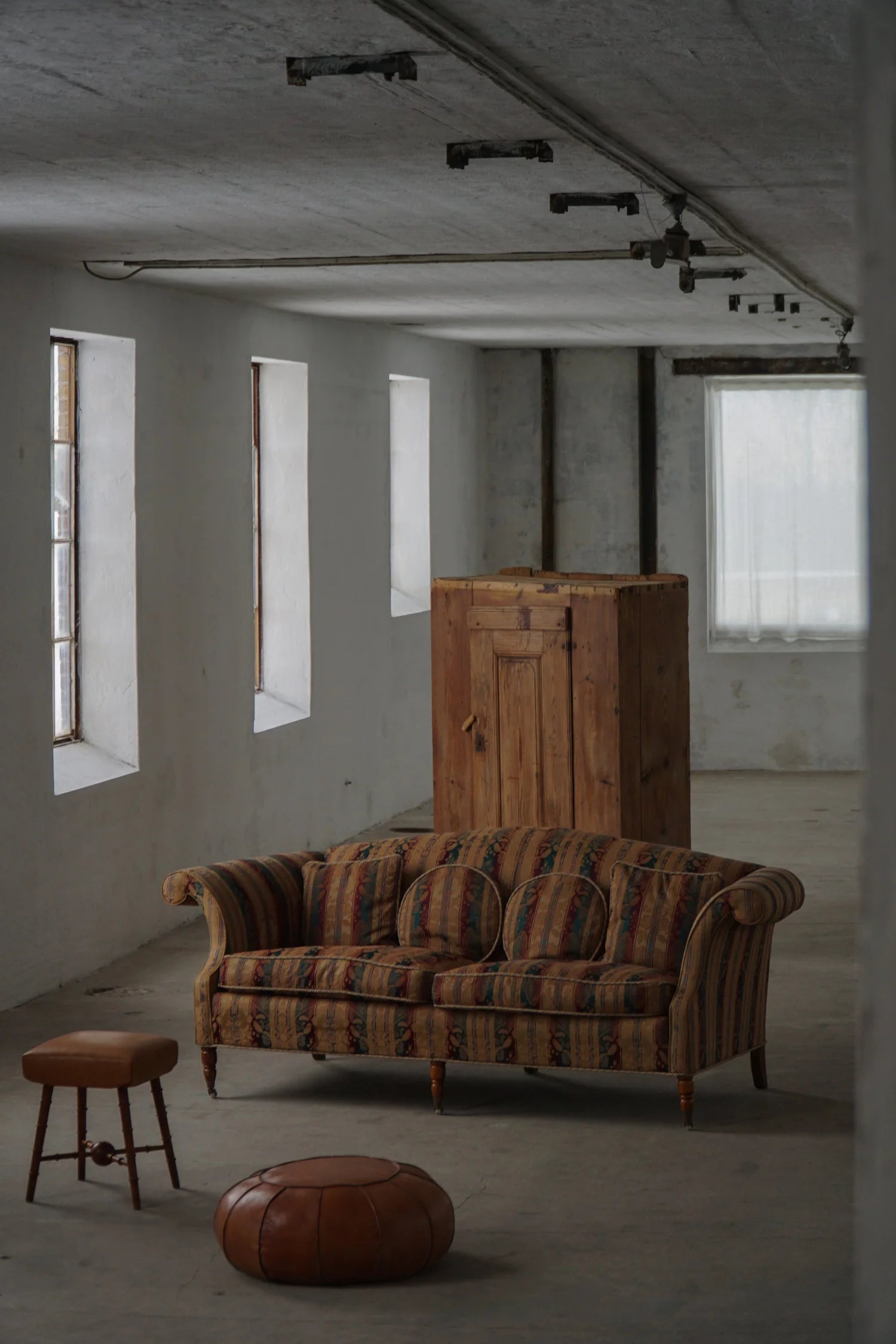 Empire_Style_Sofa_with_Cushions_and_Castors