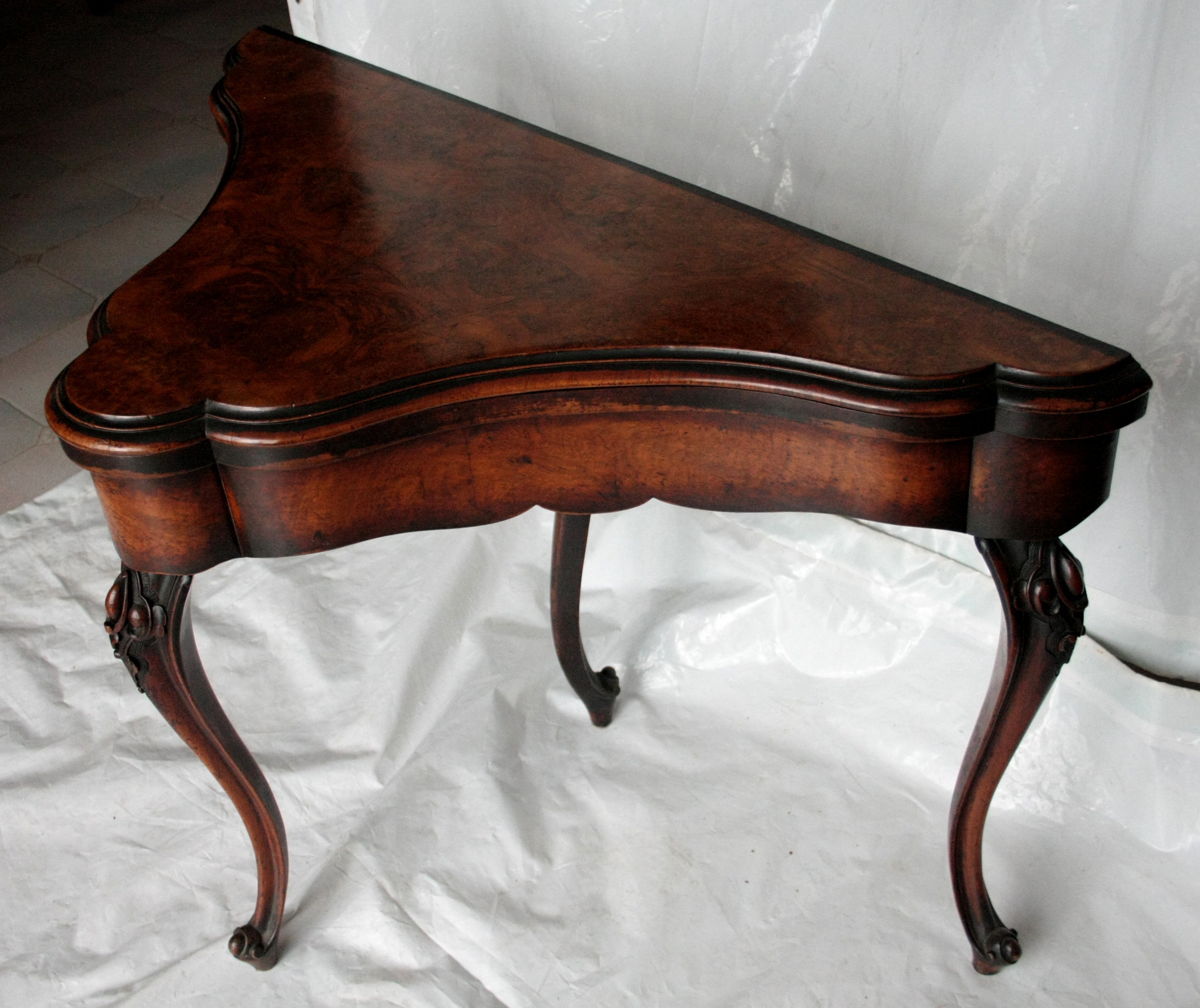 Georgian_Flamed_Mahogany_Fold-Over_Game_Table,_England_Late_18th_Century
