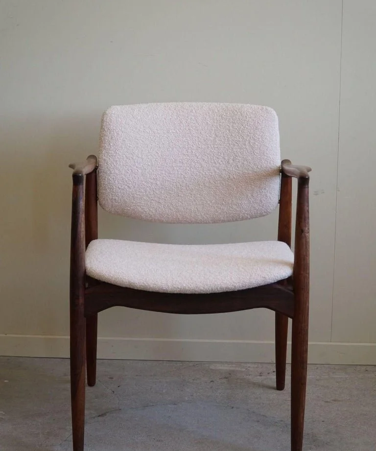 Erik_Buch,_Armchair_in_Rosewood_&_Bouclé,_Captains_Chair,_Ørum_Møbelfabrik,_1960