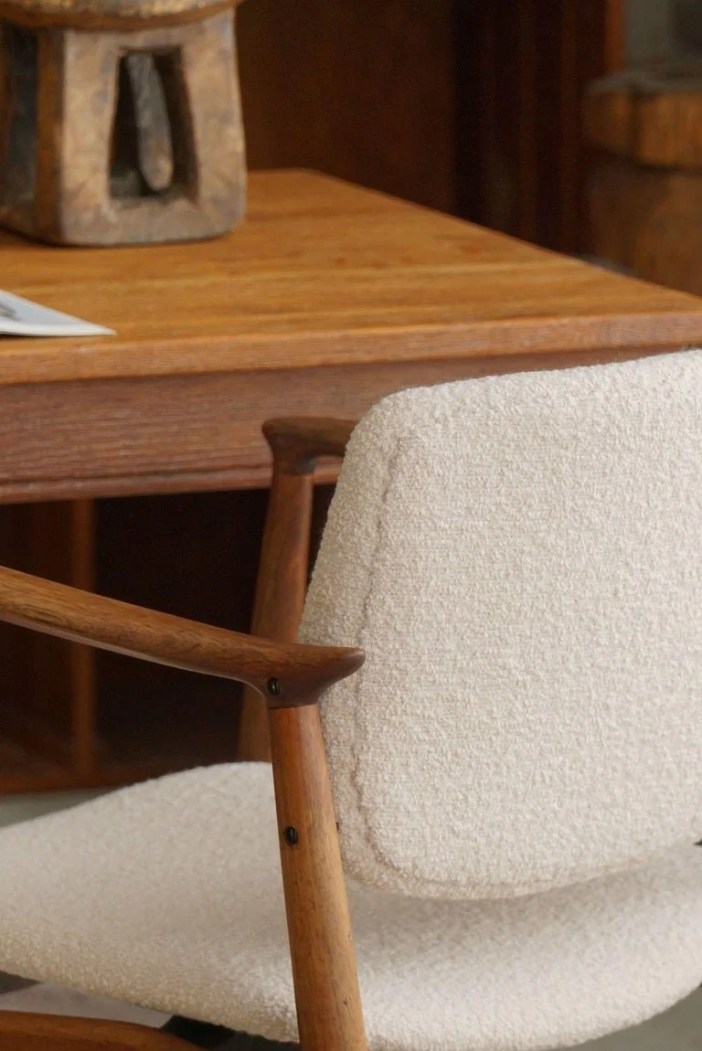 Erik_Buch,_Armchair_in_Rosewood_&_Bouclé,_Captains_Chair,_Ørum_Møbelfabrik,_1960