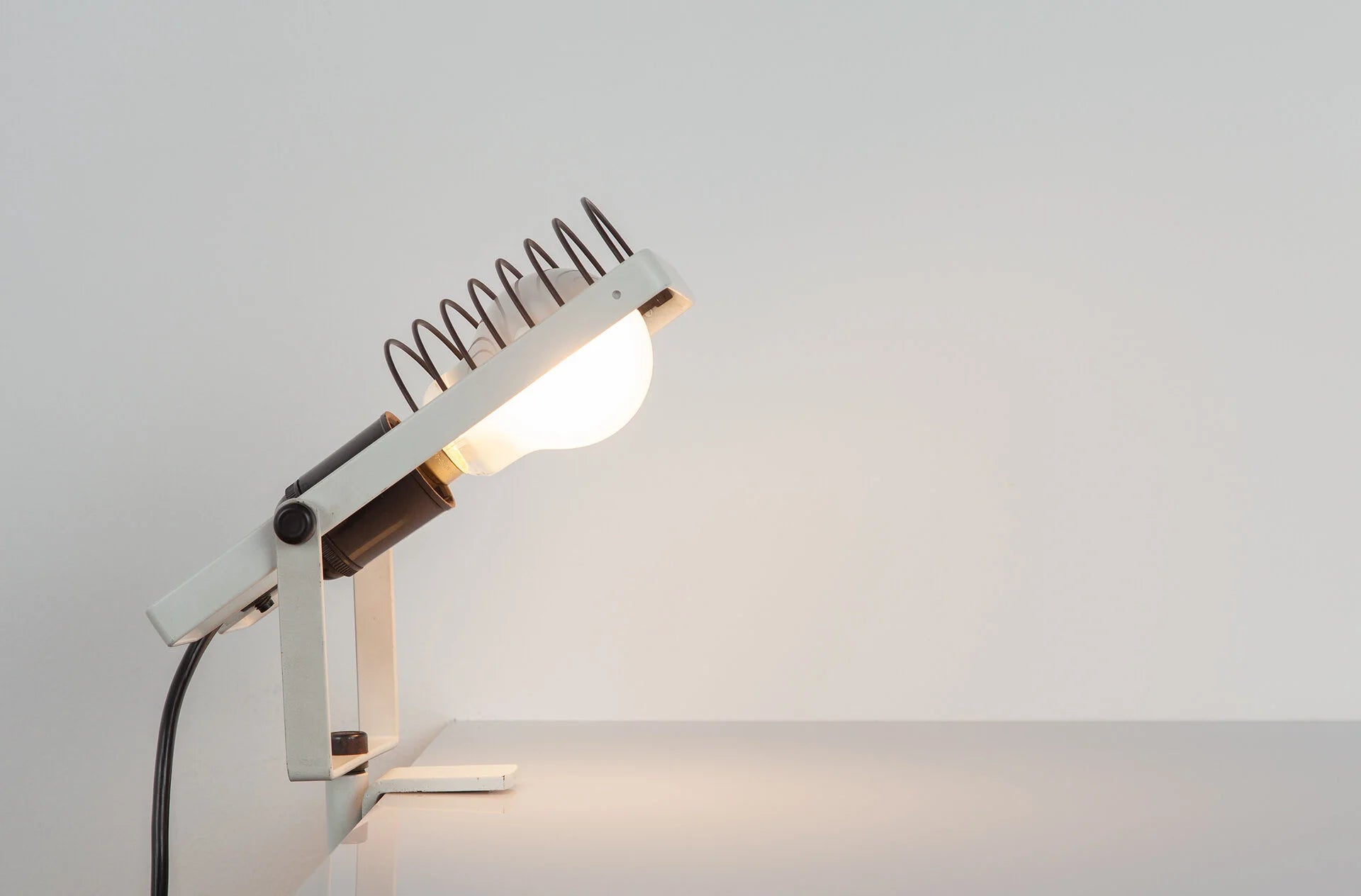 Ernesto_Gismondi_Sintesi_Tavolo_Morsetto_Clamp_Lamp_for_Artemide,_1976,_Italy