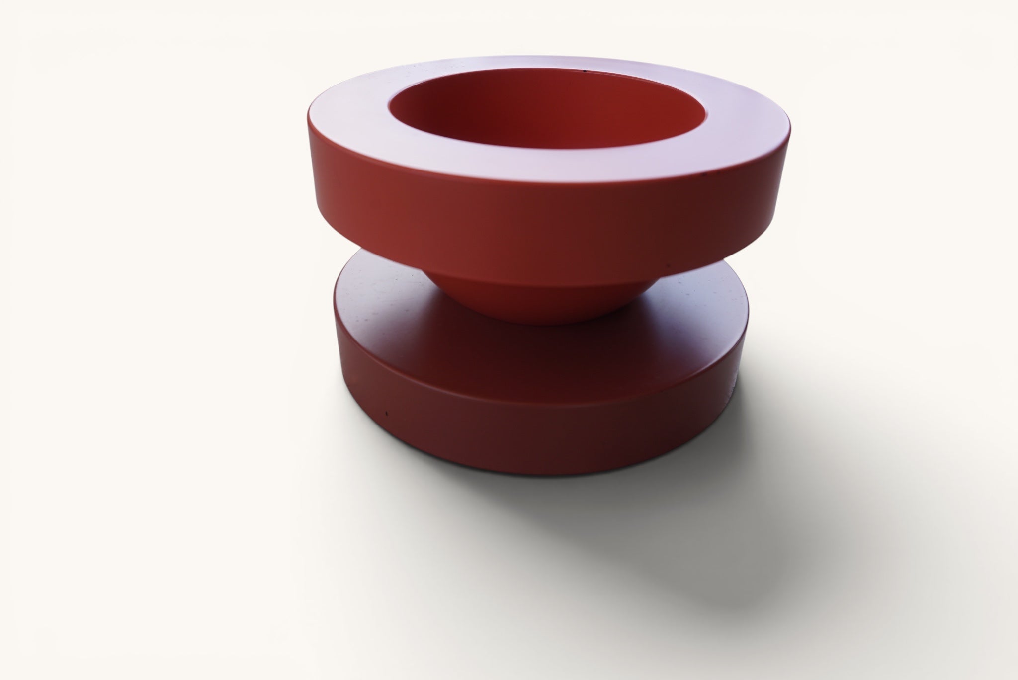 Red_Lacquer_Pedestal_Bowl_by_Ettore_Sottsass_for_Marutomi,_Japan,_1980s