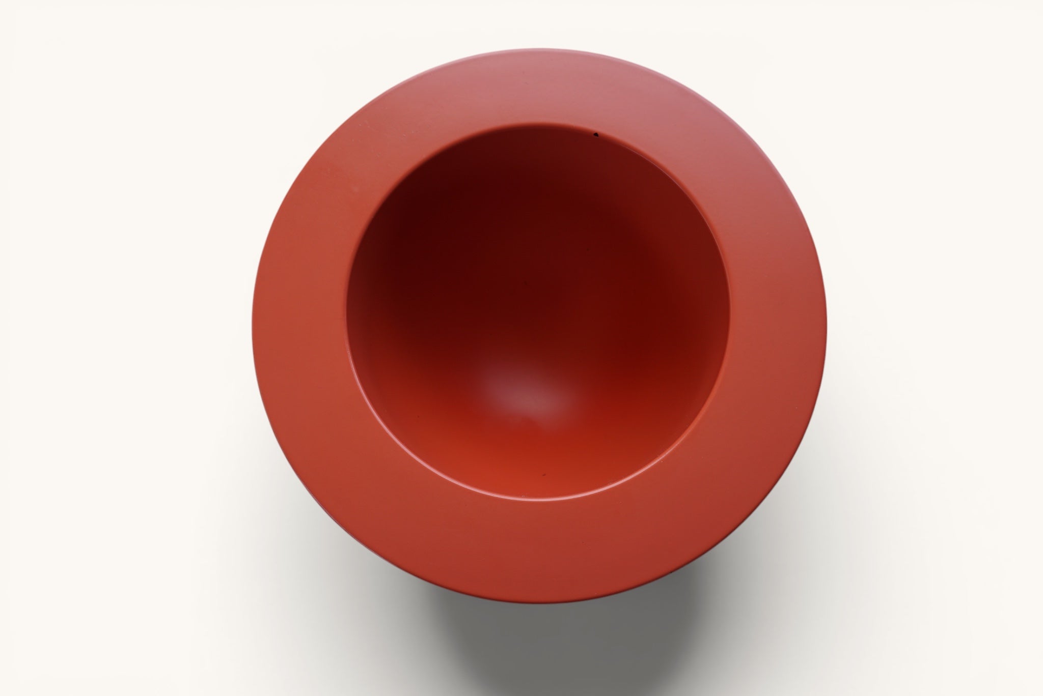 Red_Lacquer_Pedestal_Bowl_by_Ettore_Sottsass_for_Marutomi,_Japan,_1980s