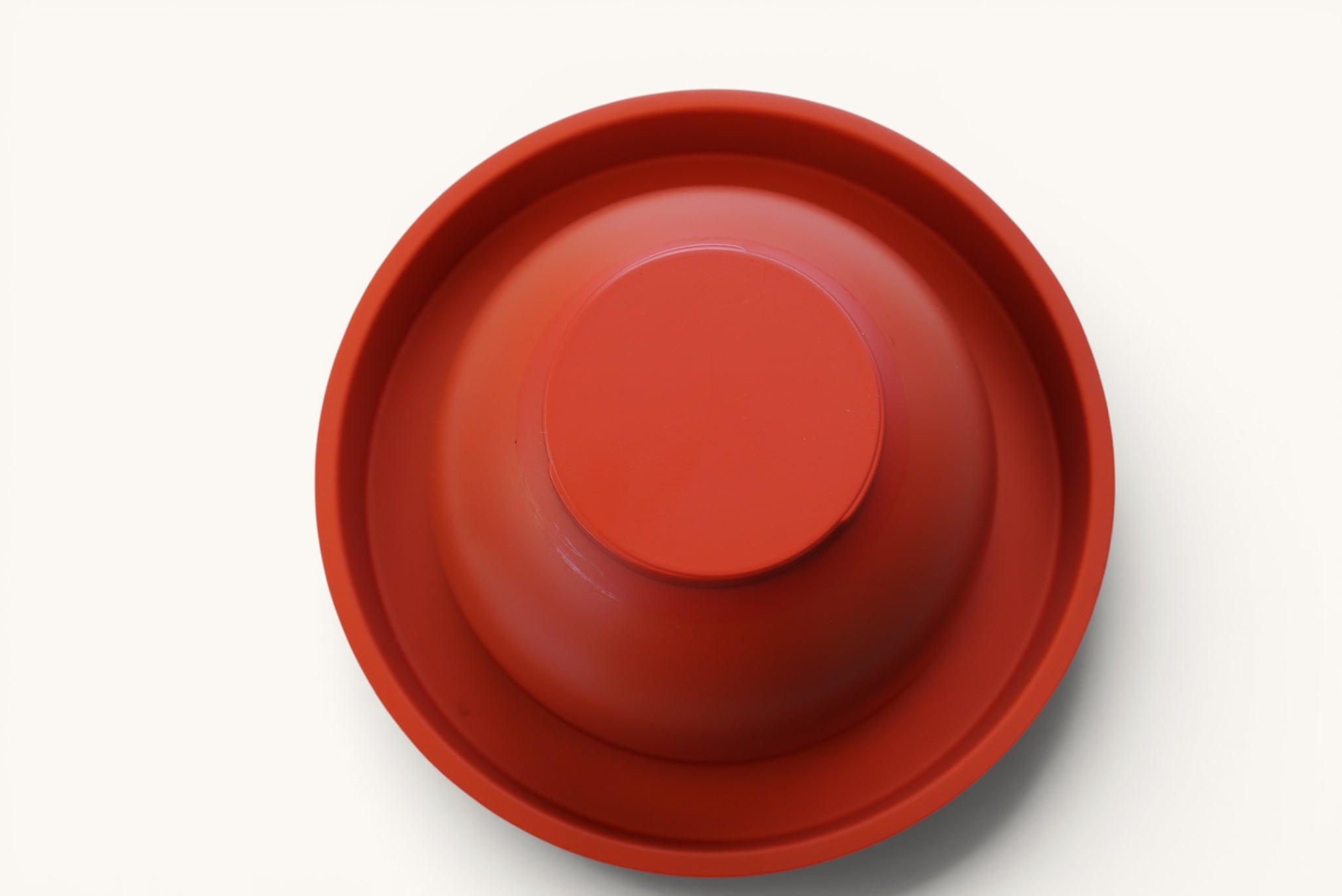 Red_Lacquer_Pedestal_Bowl_by_Ettore_Sottsass_for_Marutomi,_Japan,_1980s