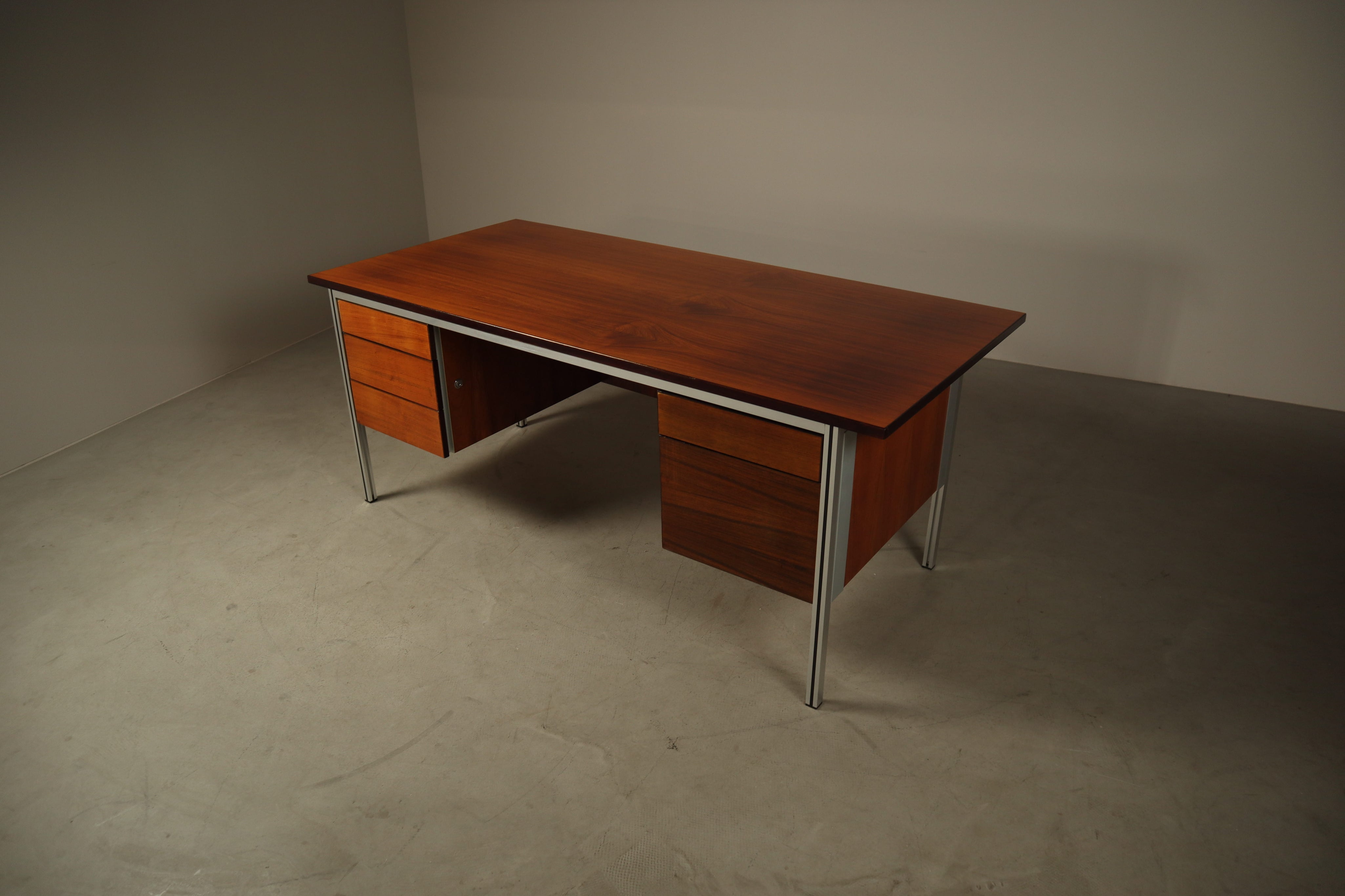 Selene_Executive_Desk_by_ORA_Acciaio,_Wood_Veneer_and_Metal,_Italy,_1970s