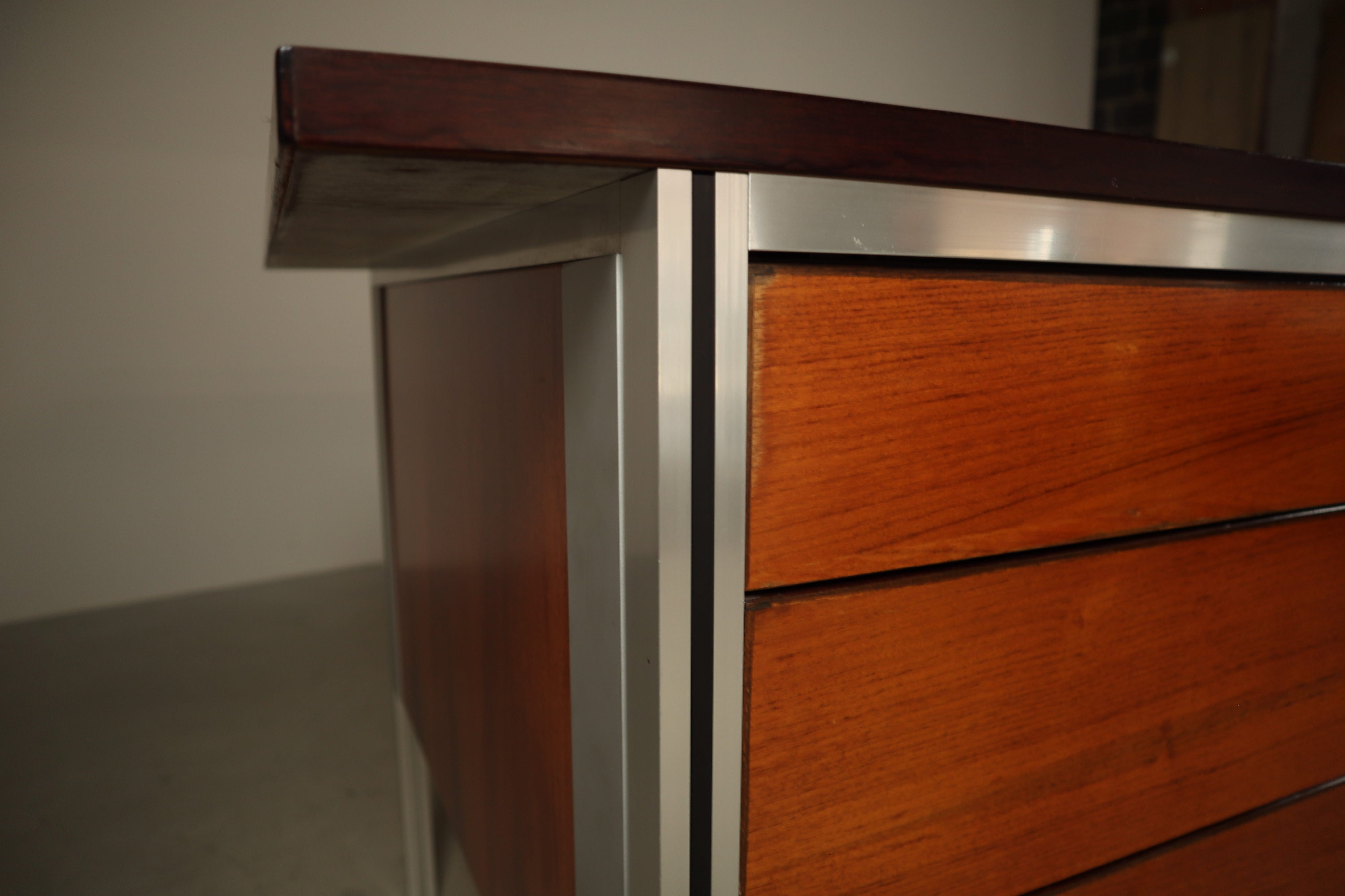 Selene_Executive_Desk_by_ORA_Acciaio,_Wood_Veneer_and_Metal,_Italy,_1970s