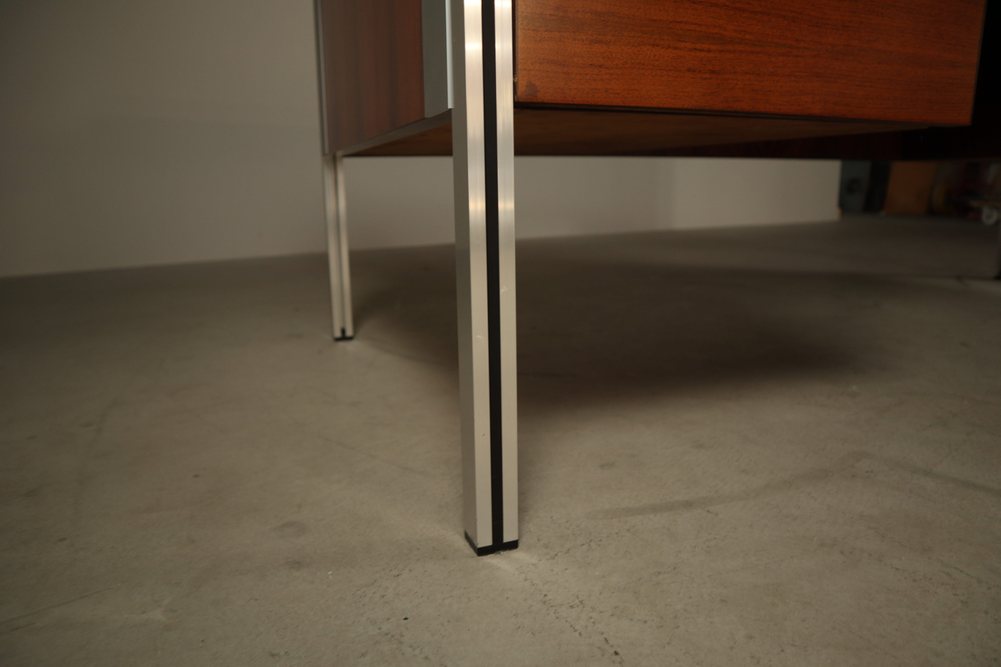 Selene_Executive_Desk_by_ORA_Acciaio,_Wood_Veneer_and_Metal,_Italy,_1970s