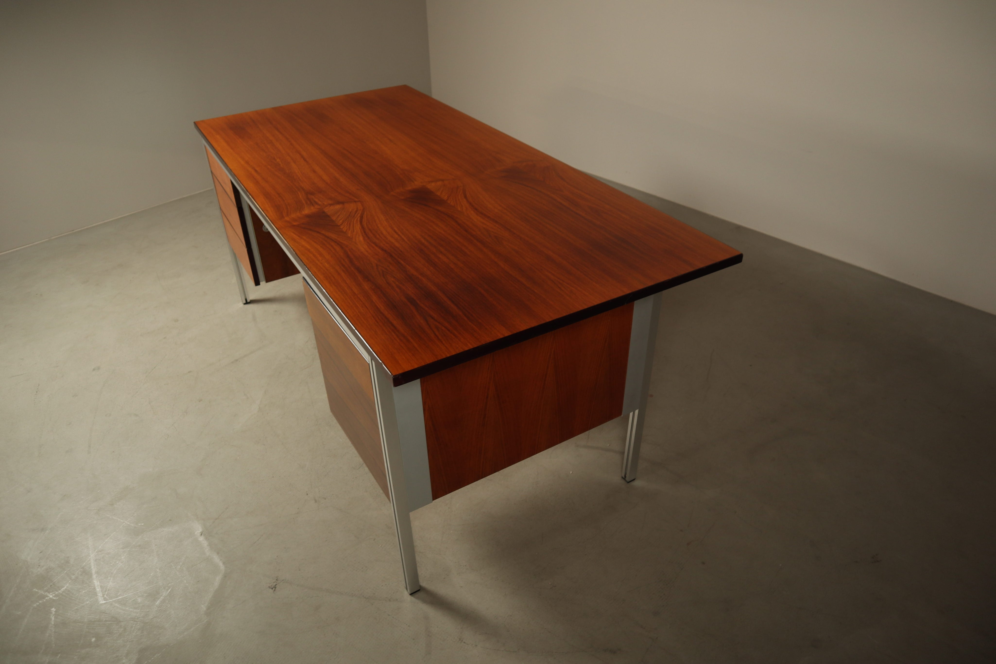 Selene_Executive_Desk_by_ORA_Acciaio,_Wood_Veneer_and_Metal,_Italy,_1970s