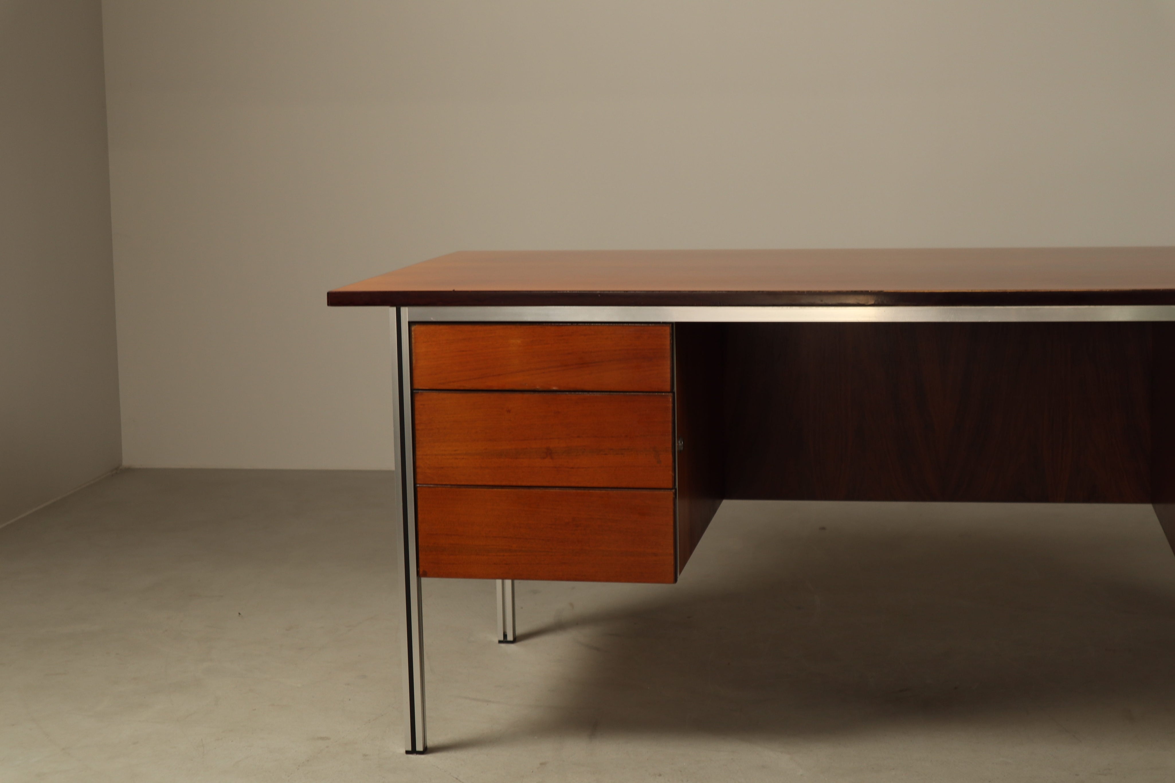 Selene_Executive_Desk_by_ORA_Acciaio,_Wood_Veneer_and_Metal,_Italy,_1970s