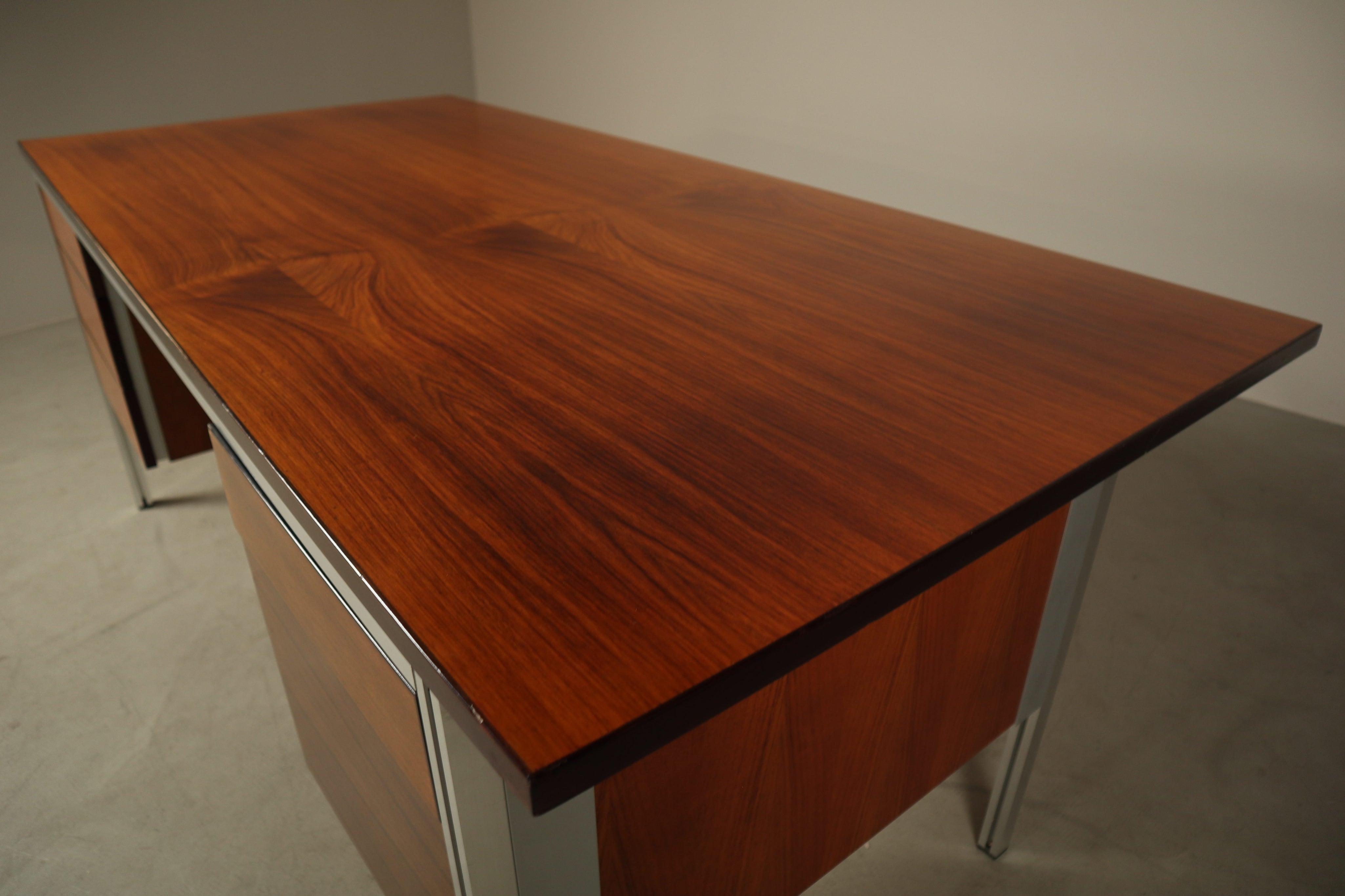 Selene_Executive_Desk_by_ORA_Acciaio,_Wood_Veneer_and_Metal,_Italy,_1970s