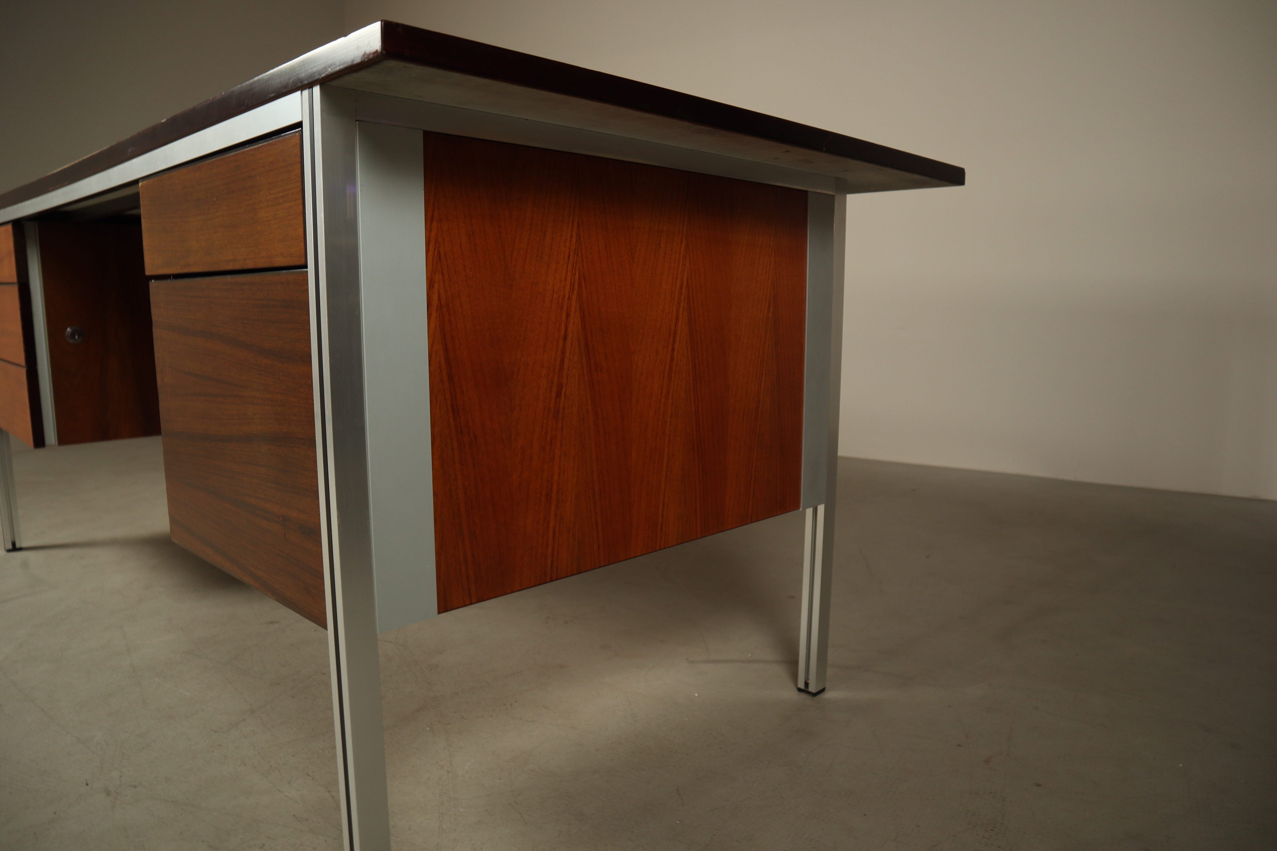 Selene_Executive_Desk_by_ORA_Acciaio,_Wood_Veneer_and_Metal,_Italy,_1970s