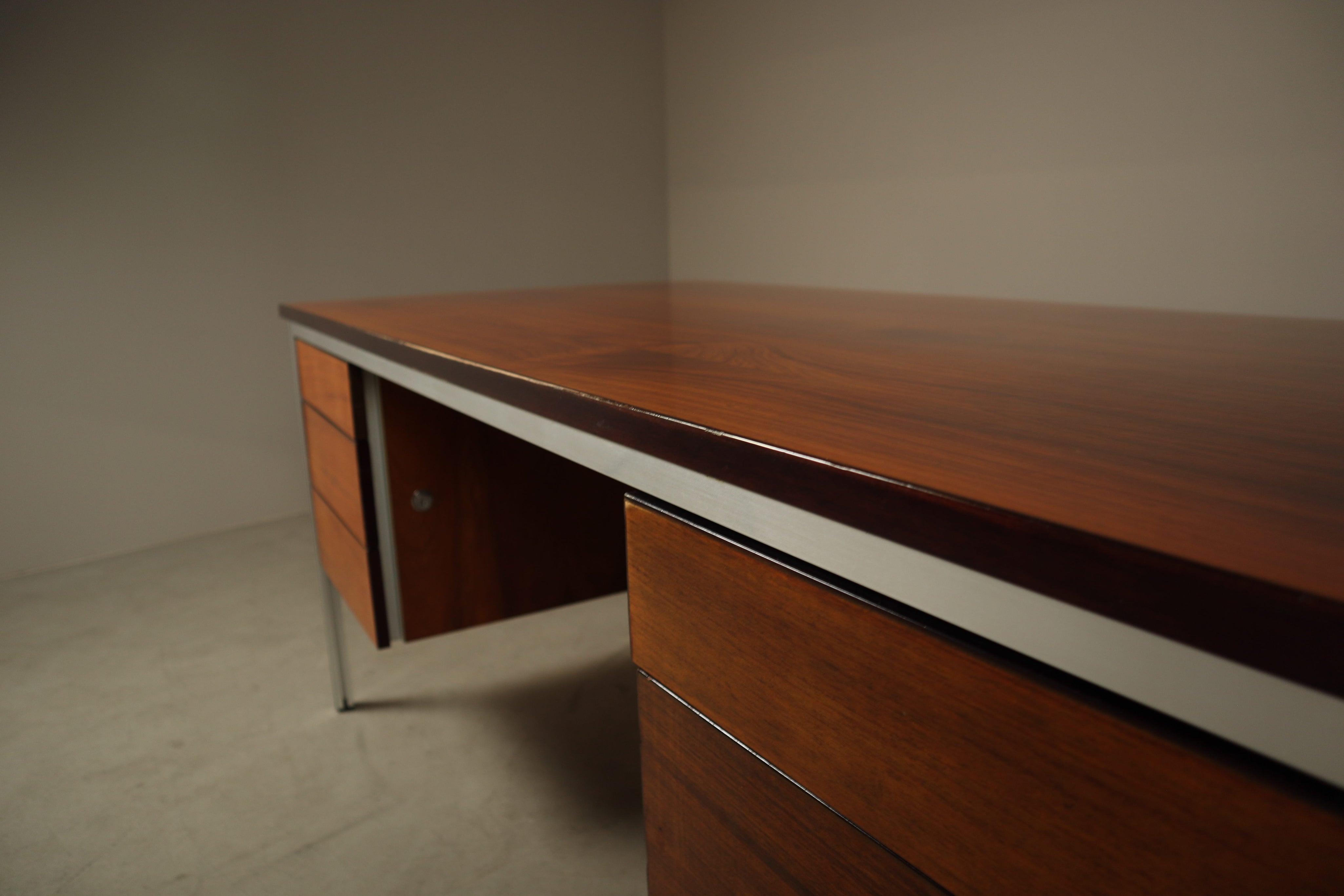 Selene_Executive_Desk_by_ORA_Acciaio,_Wood_Veneer_and_Metal,_Italy,_1970s