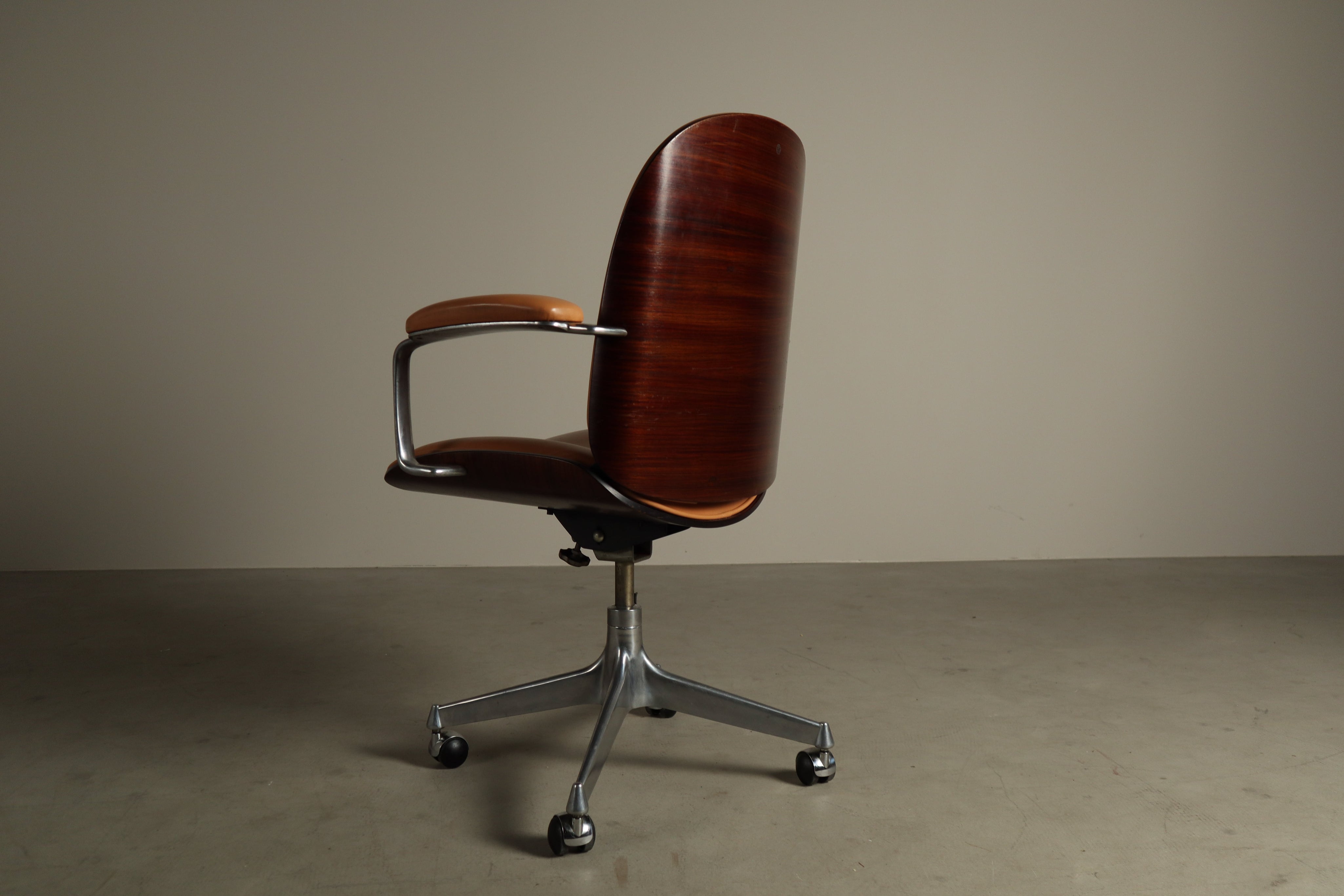 Executive_office_chair_by_Ennio_Fazioli_for_MIM_Roma,_Italy_1960