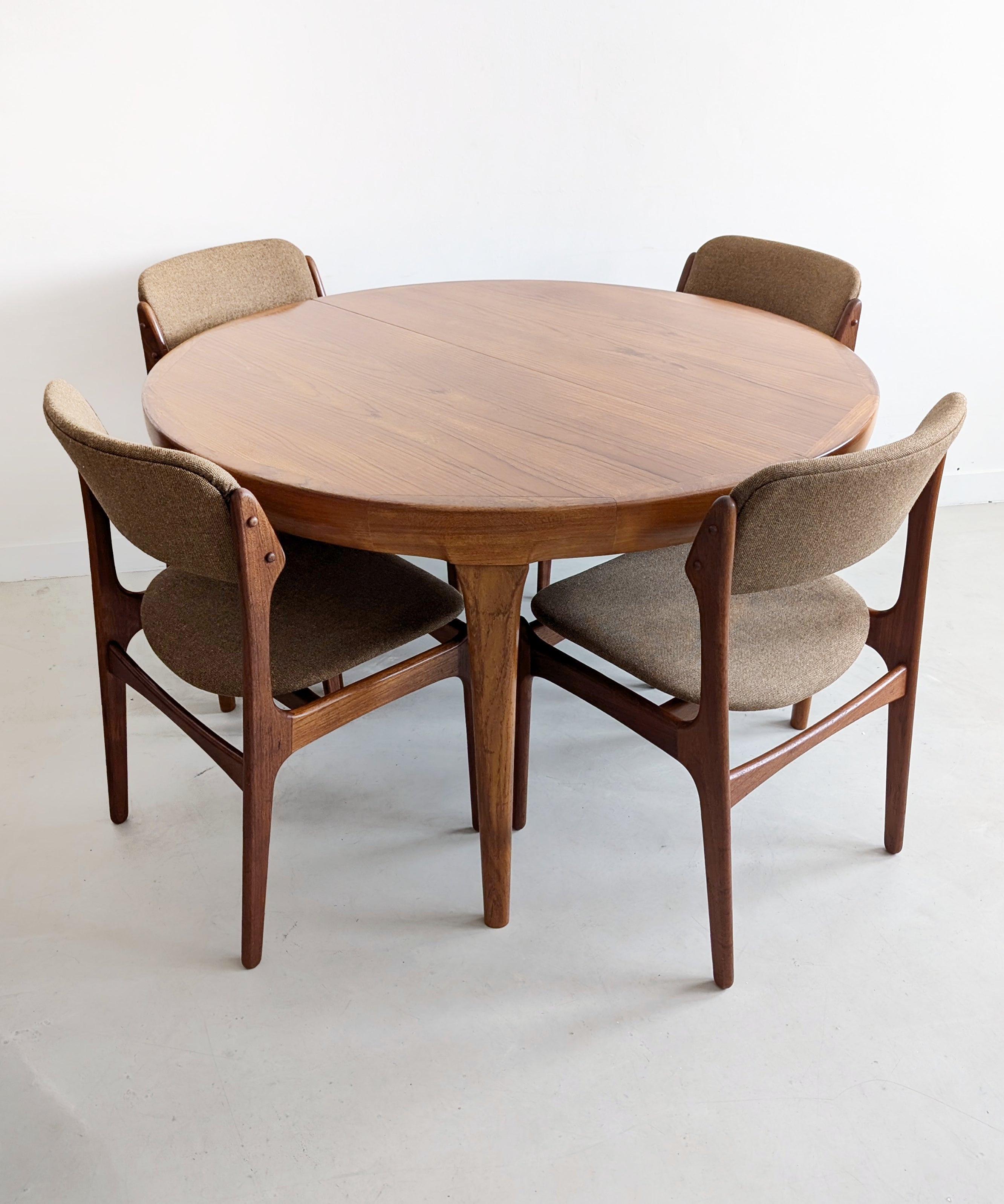 Extendable_Dining_Table_by_Ib_Kofod-Larsen_for_Faarup_Møbelfabrik_1960's