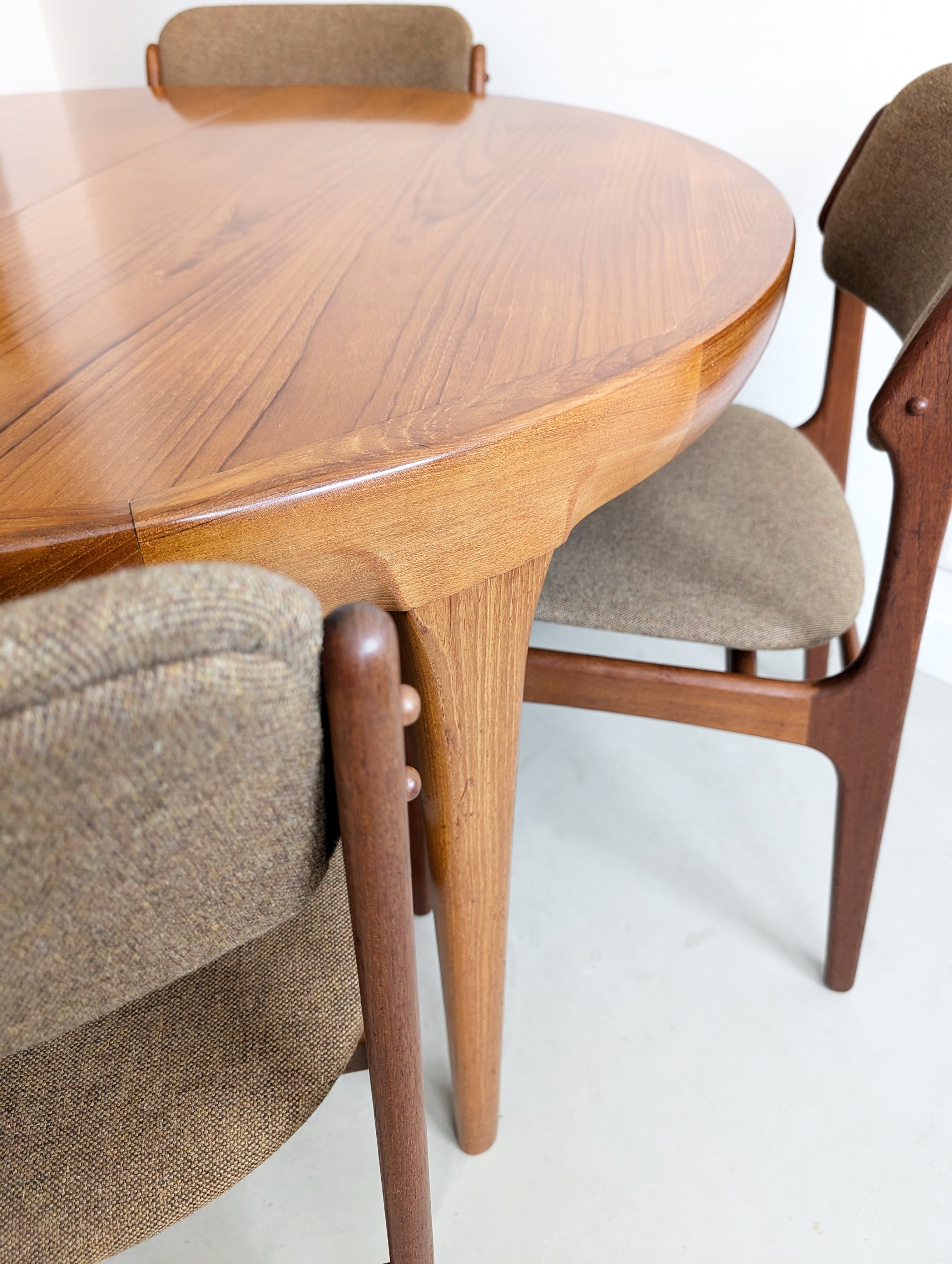 Extendable_Dining_Table_by_Ib_Kofod-Larsen_for_Faarup_Møbelfabrik_1960's