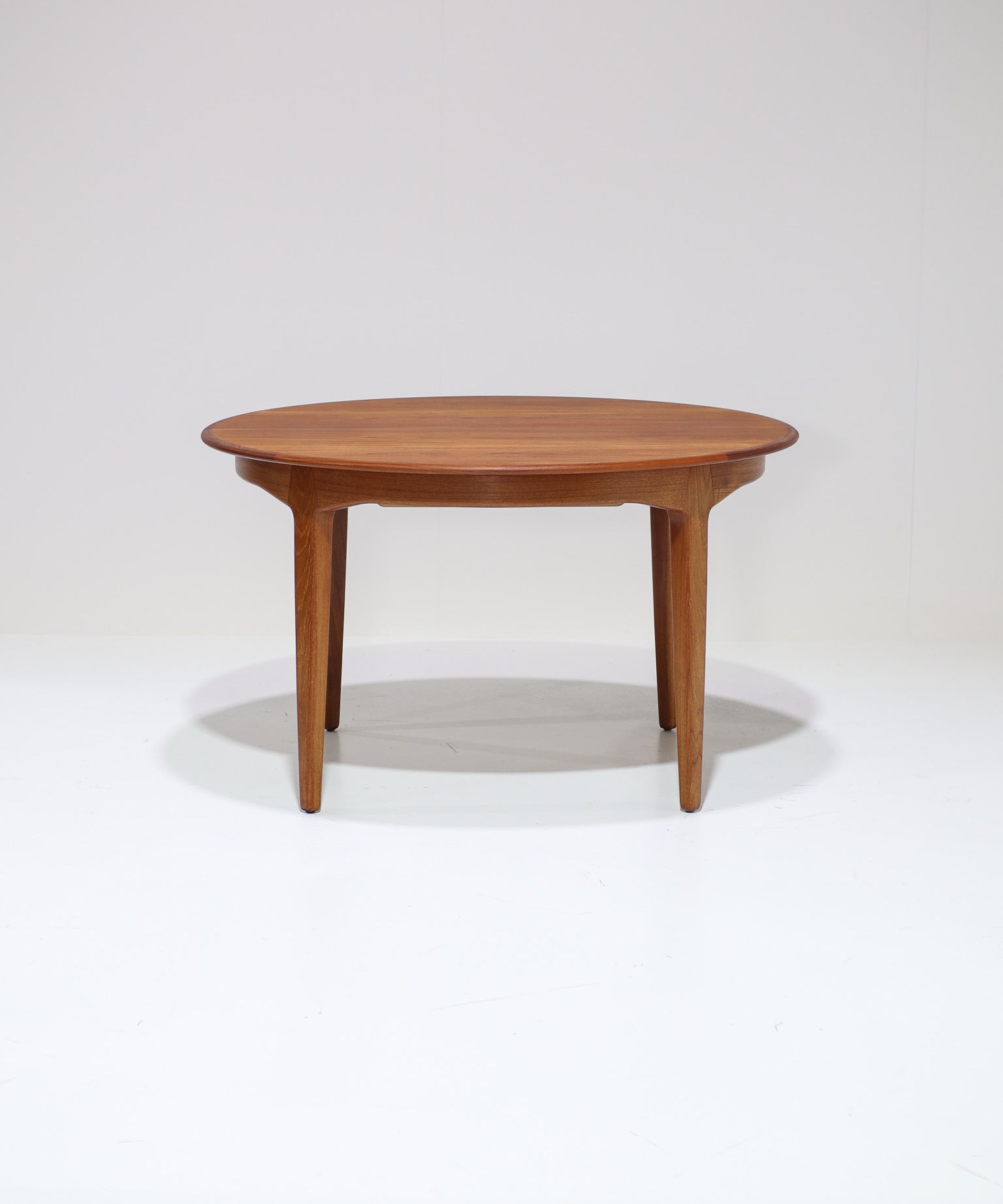 Extendable_dining_table_Henning_Kjaernulf_model_62_Sorø