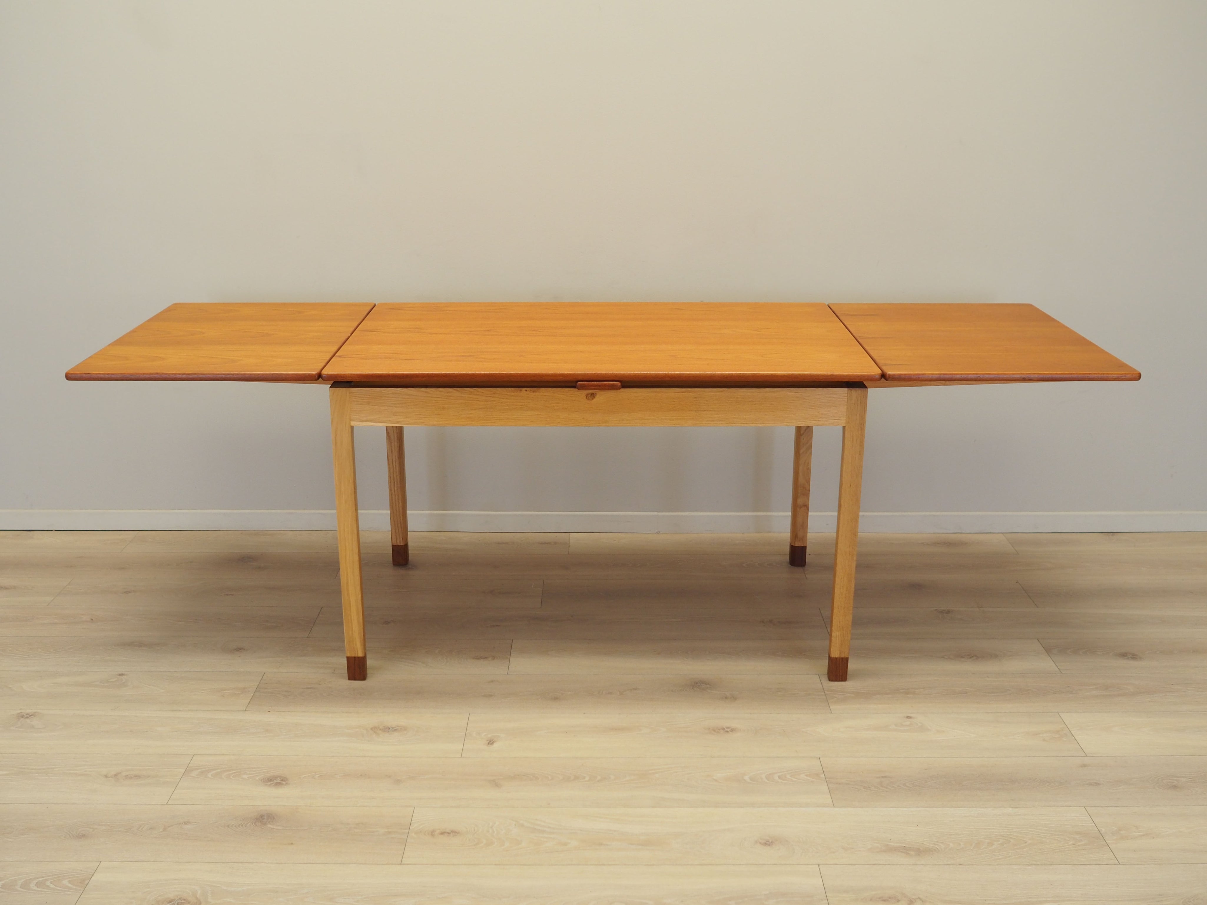 Extendable_Dining_Table,_SKM,_1970s,_Denmark