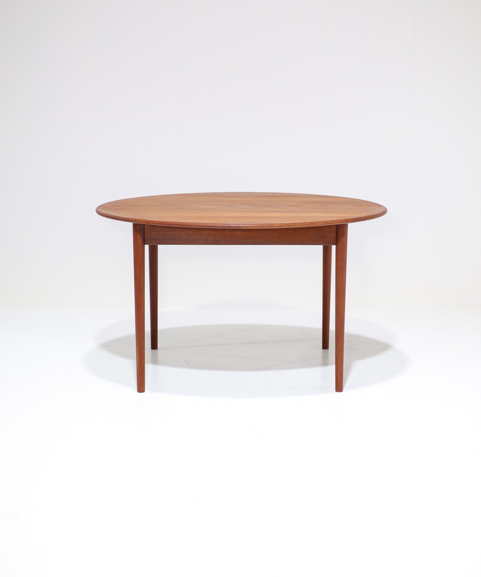 Extendable_round_dining_table_teak_Danish_vintage