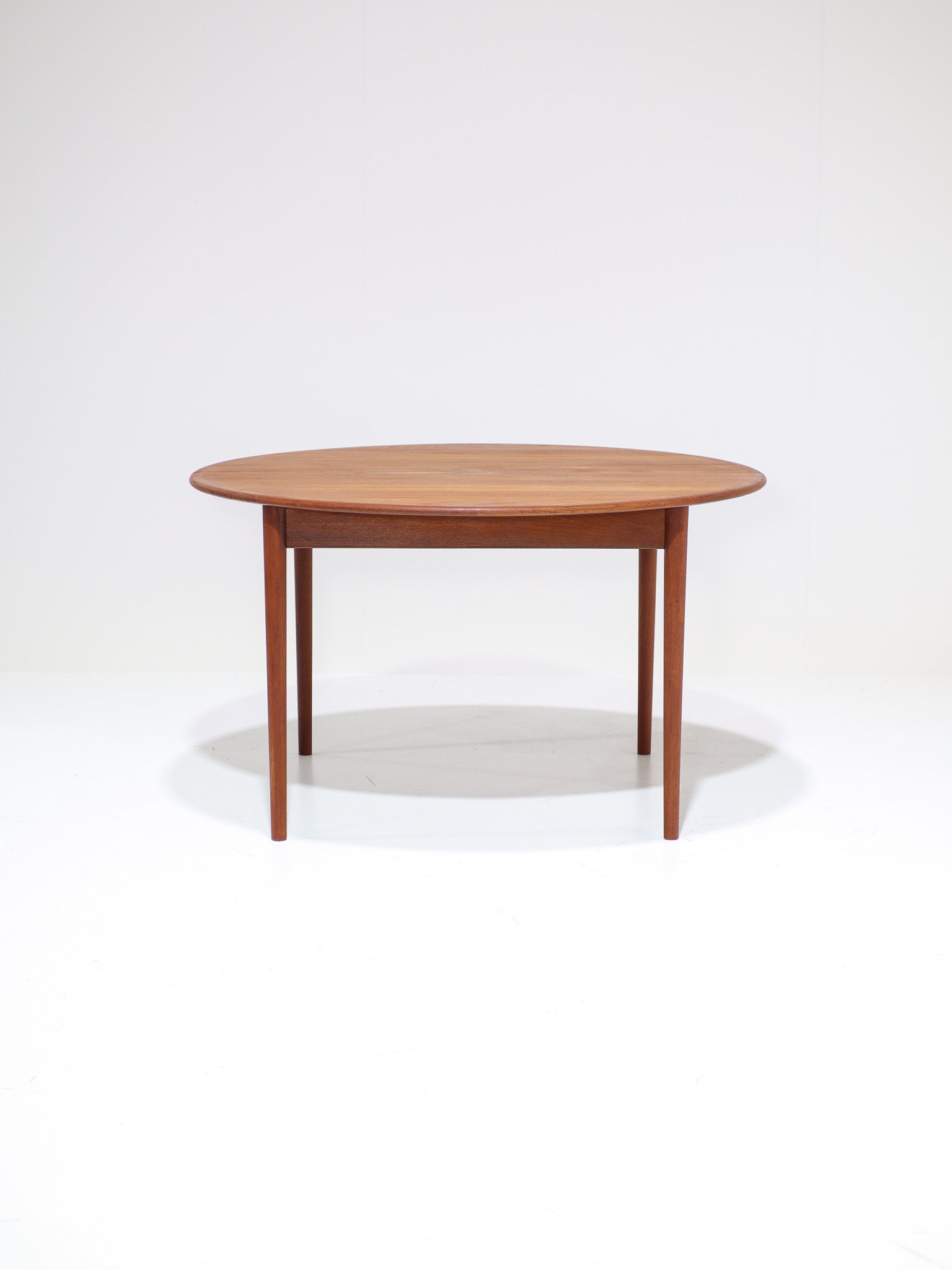 Extendable_round_dining_table_teak_Danish_vintage