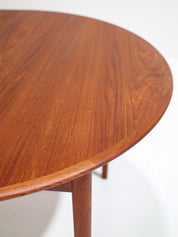 Extendable_round_dining_table_teak_Danish_vintage