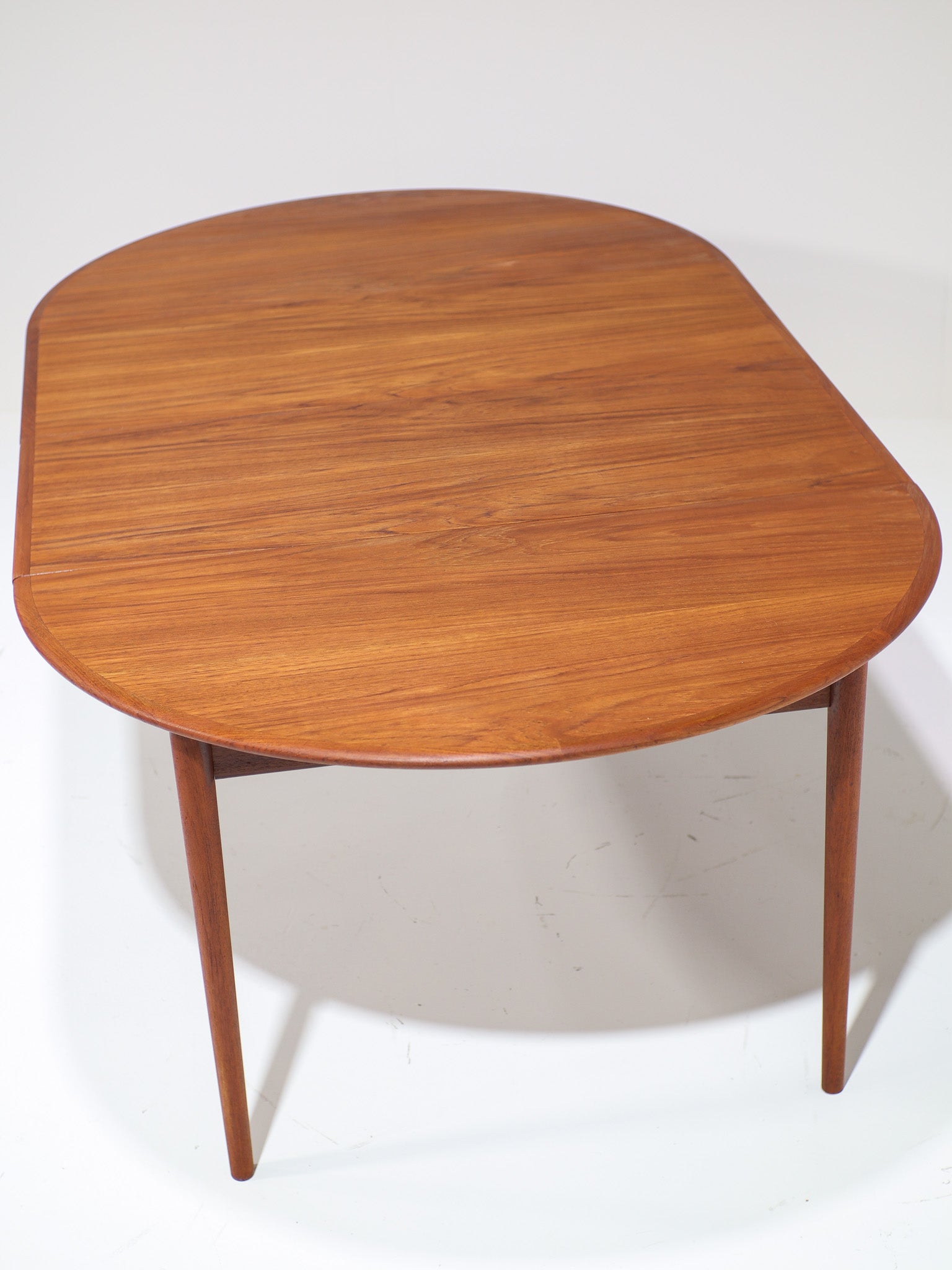 Extendable_round_dining_table_teak_Danish_vintage