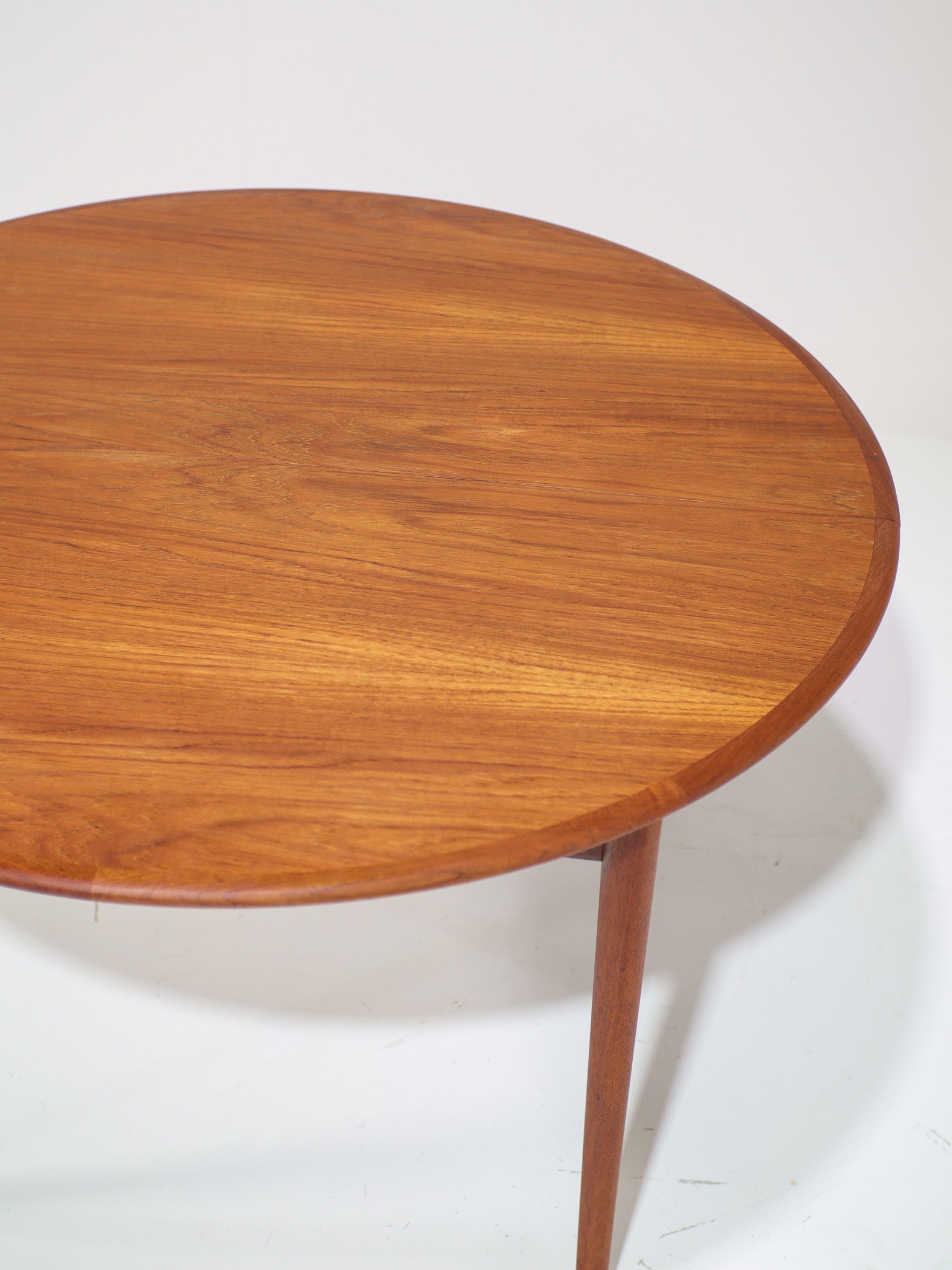 Extendable_round_dining_table_teak_Danish_vintage