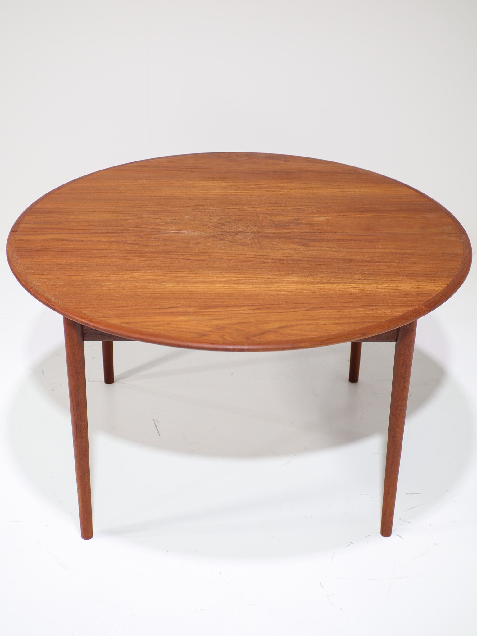 Extendable_round_dining_table_teak_Danish_vintage
