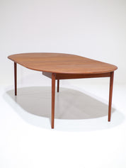 Extendable_round_dining_table_teak_Danish_vintage