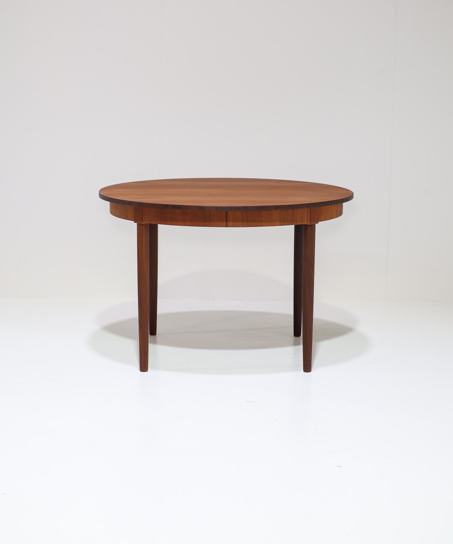 Extendable_Round_Teak_Dining_Table,_1960s,_Denmark