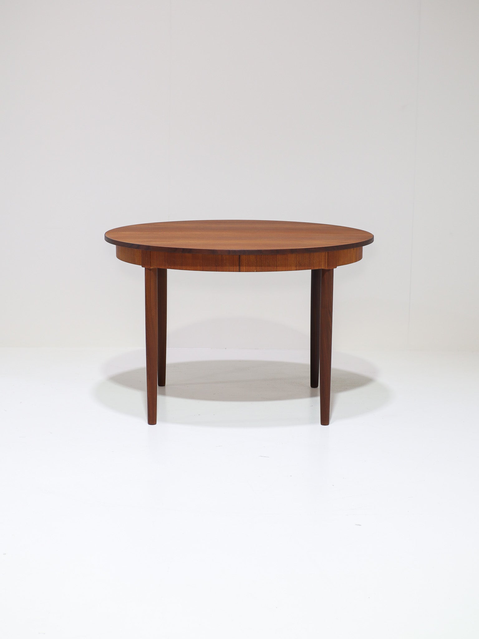 Extendable_Round_Teak_Dining_Table,_1960s,_Denmark