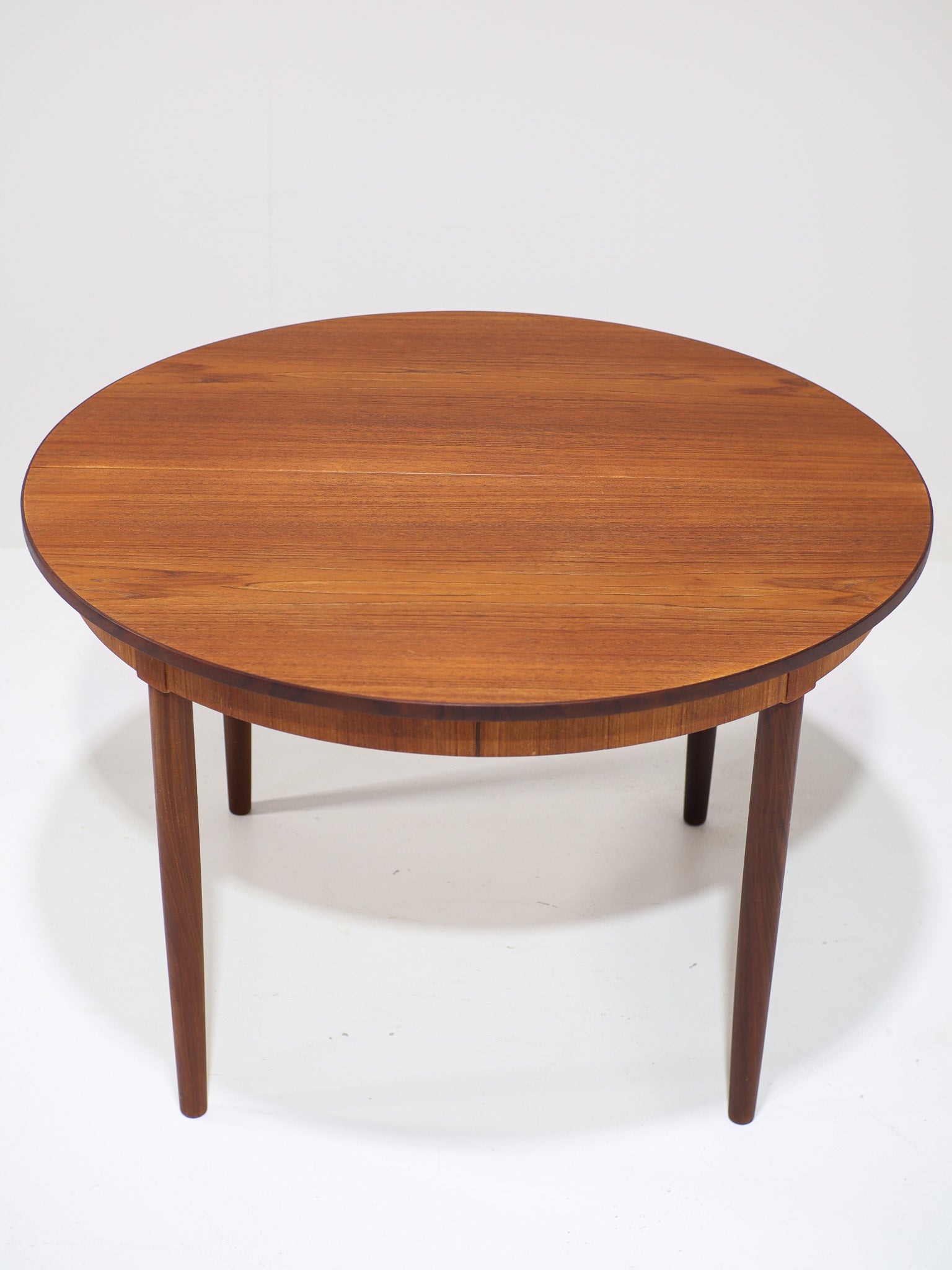 Extendable_Round_Teak_Dining_Table,_1960s,_Denmark