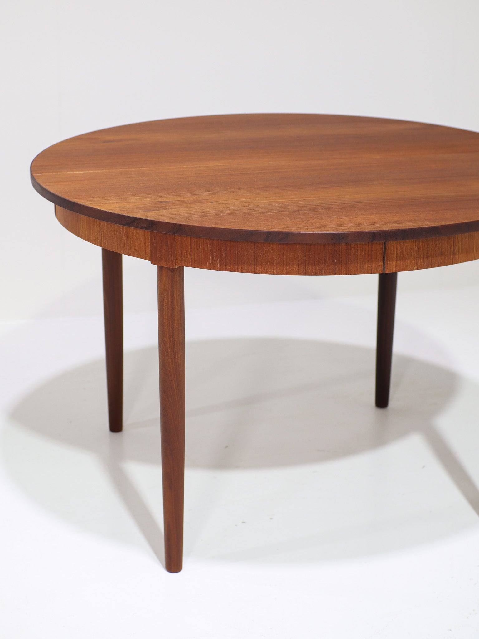 Extendable_Round_Teak_Dining_Table,_1960s,_Denmark