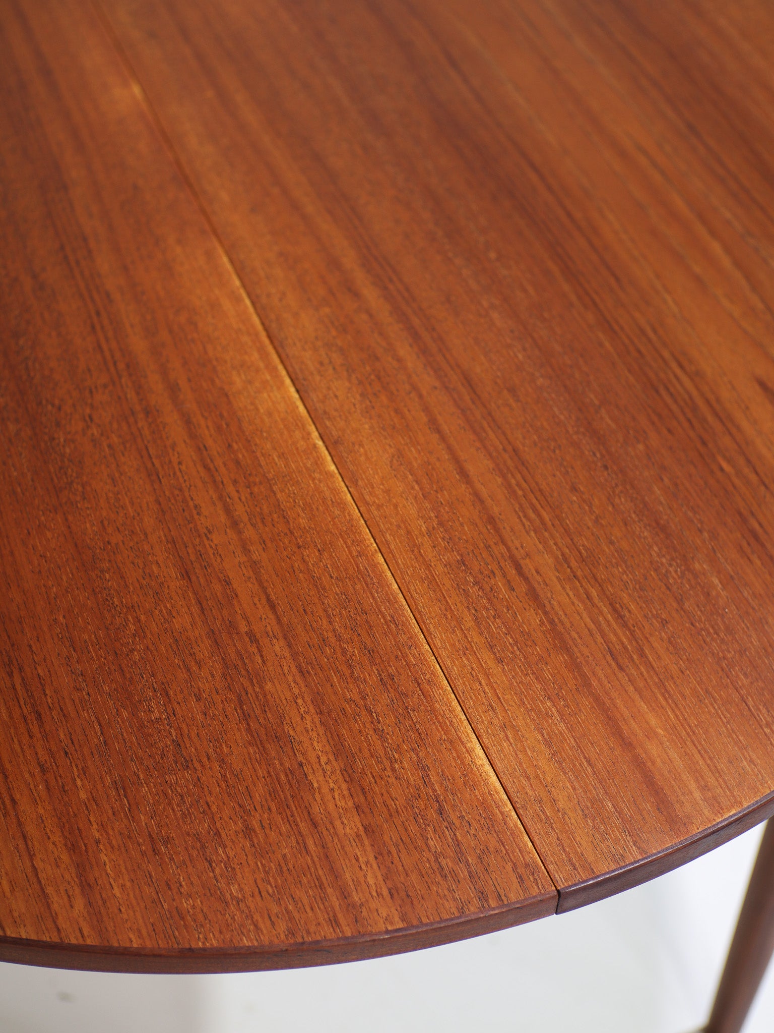 Extendable_Round_Teak_Dining_Table,_1960s,_Denmark