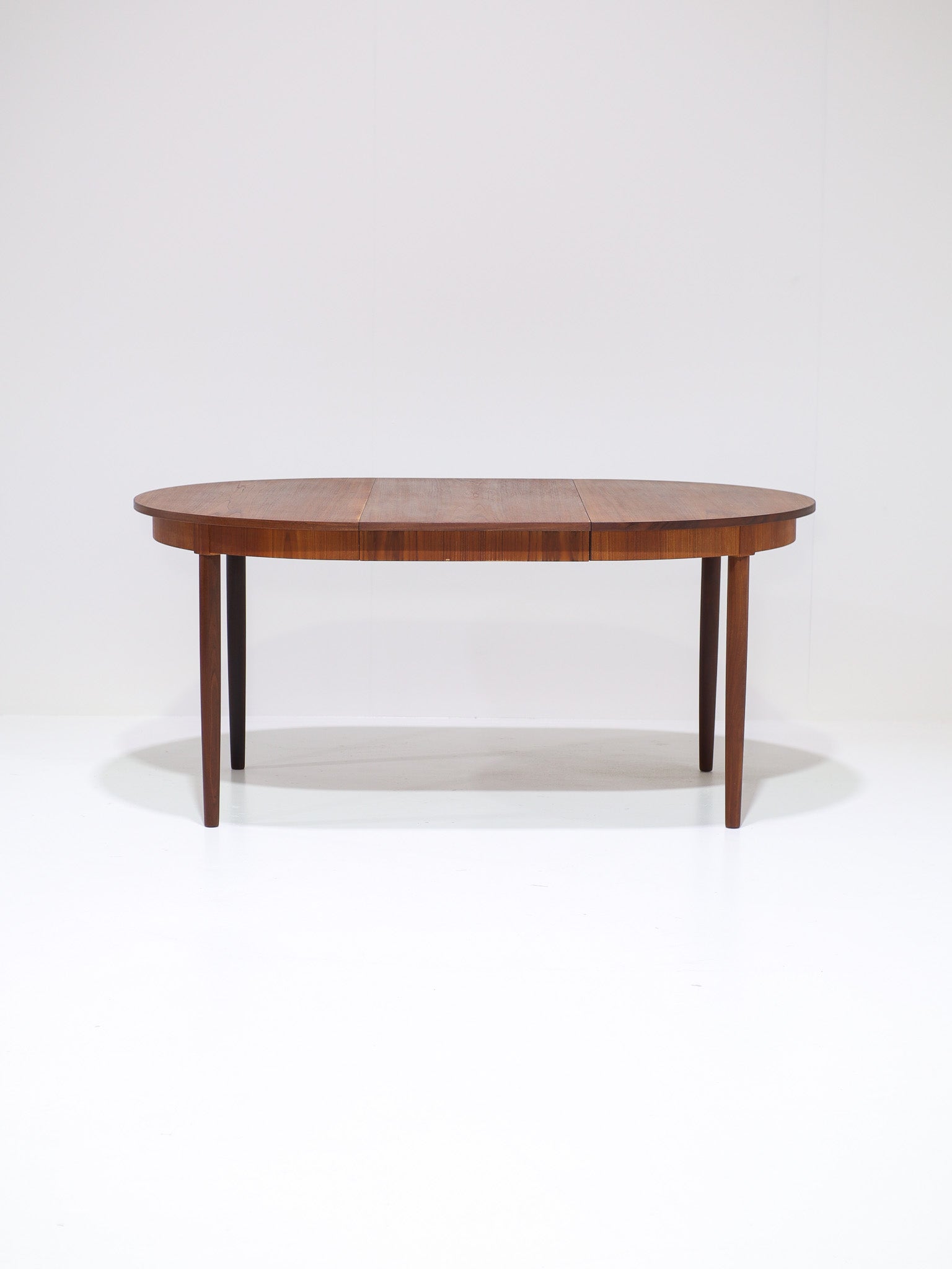 Extendable_Round_Teak_Dining_Table,_1960s,_Denmark