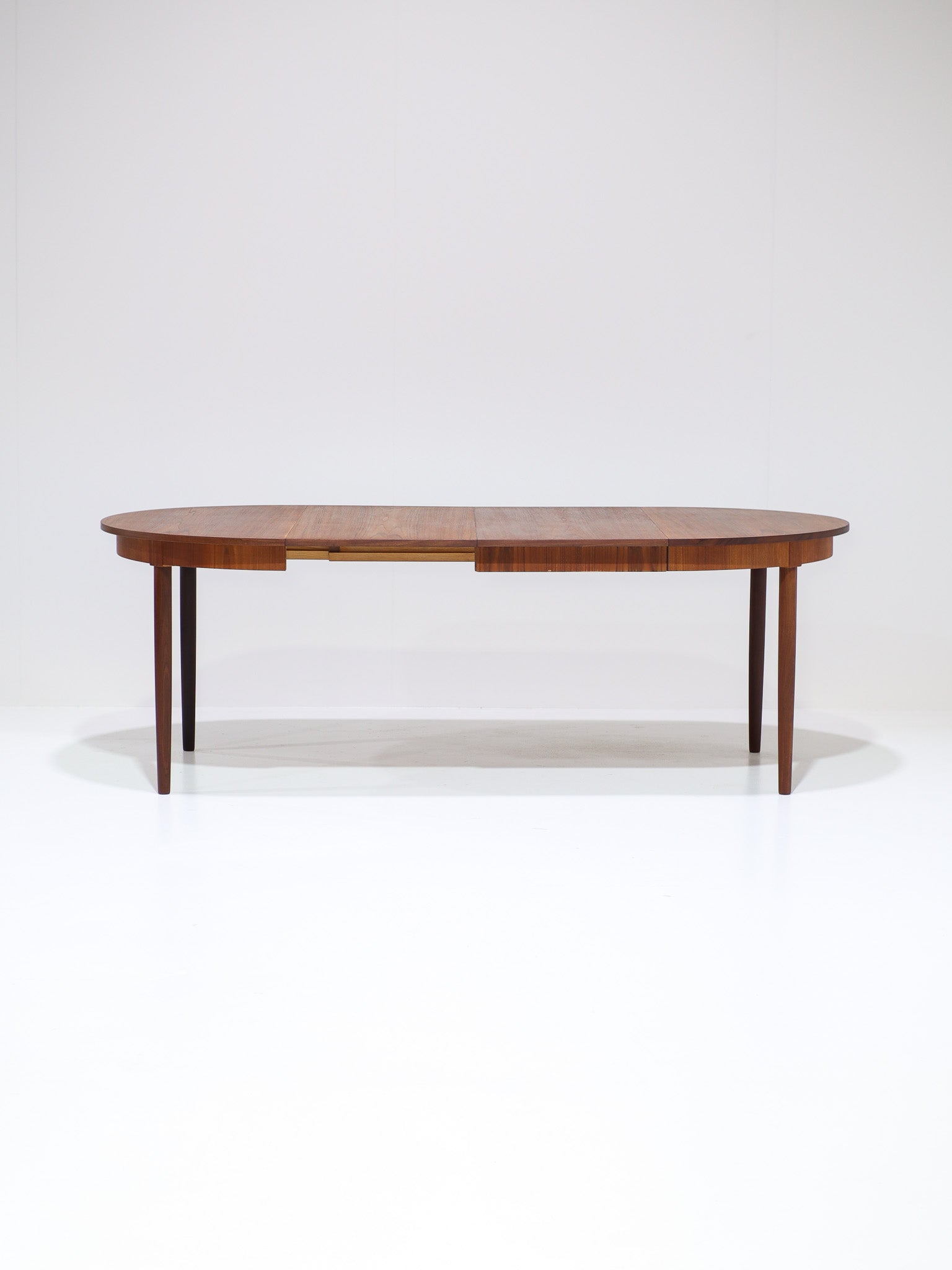Extendable_Round_Teak_Dining_Table,_1960s,_Denmark