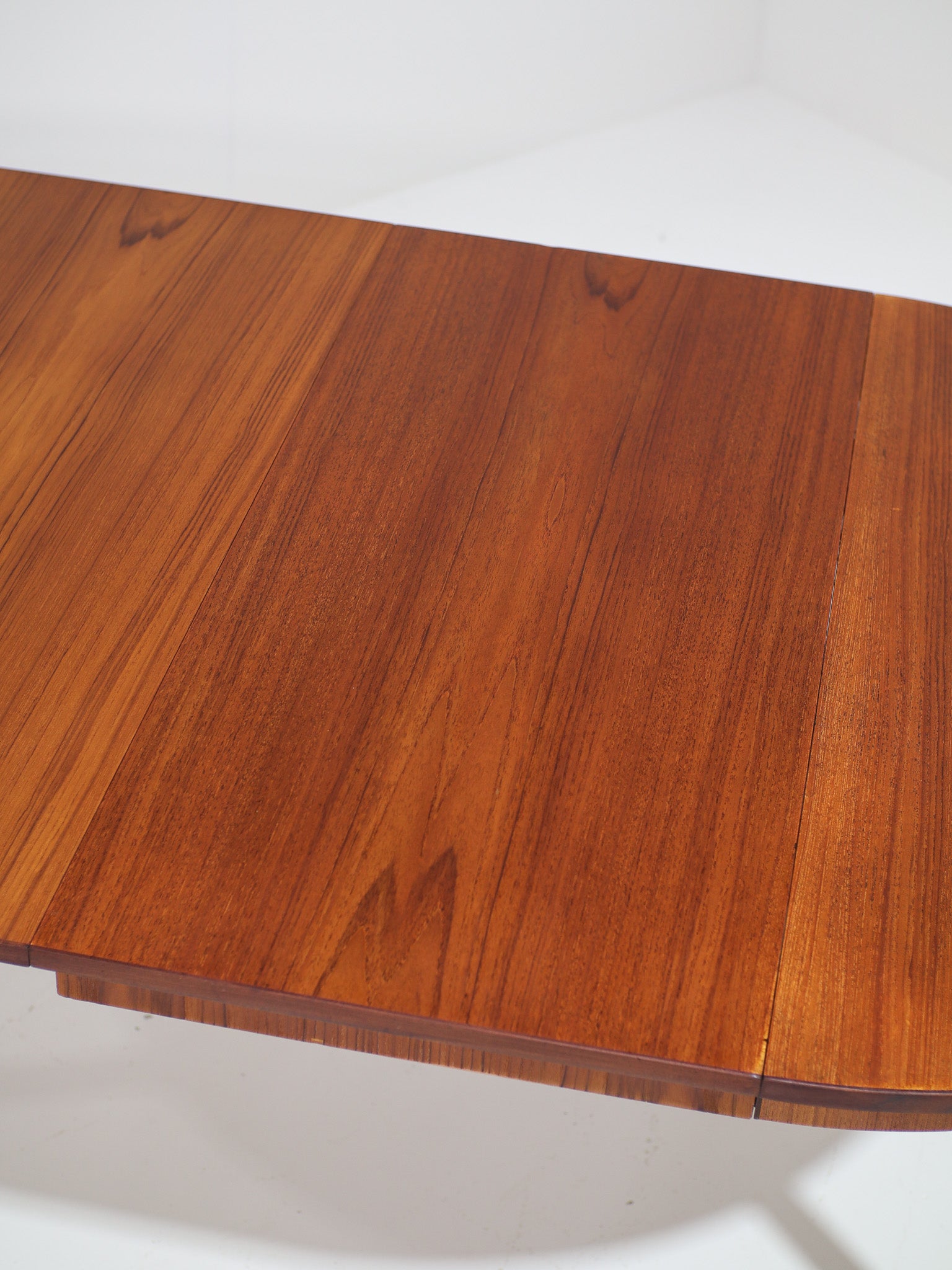 Extendable_Round_Teak_Dining_Table,_1960s,_Denmark
