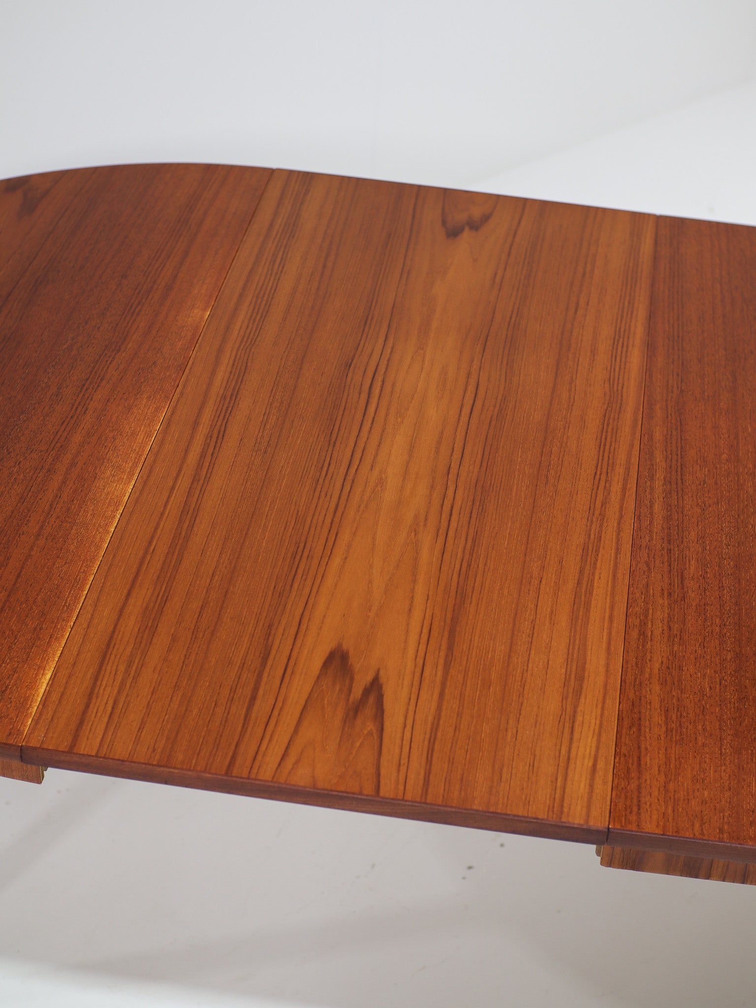 Extendable_Round_Teak_Dining_Table,_1960s,_Denmark