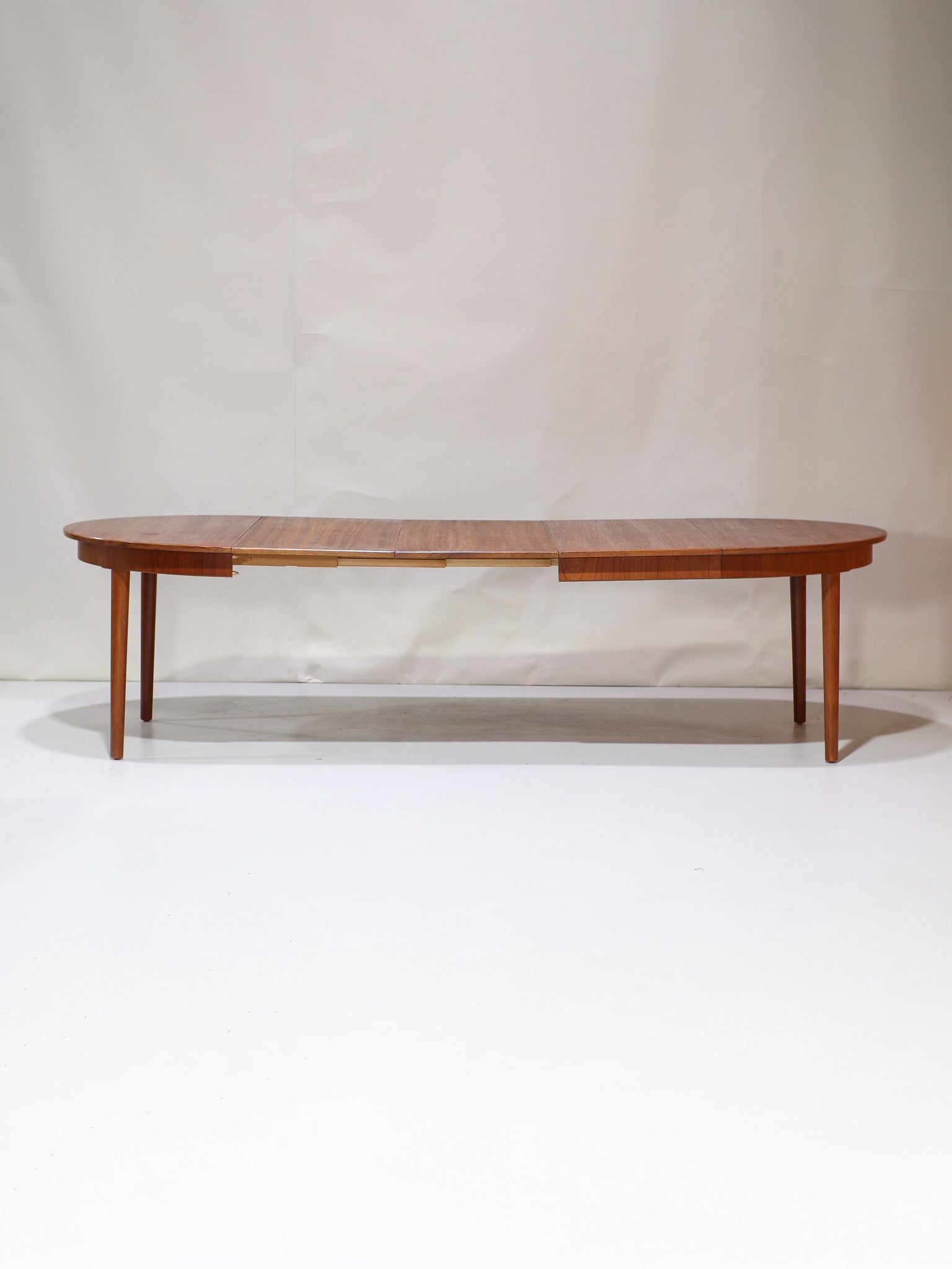 Extendable_round_dining_table_teak_vintage_Danish_1960s