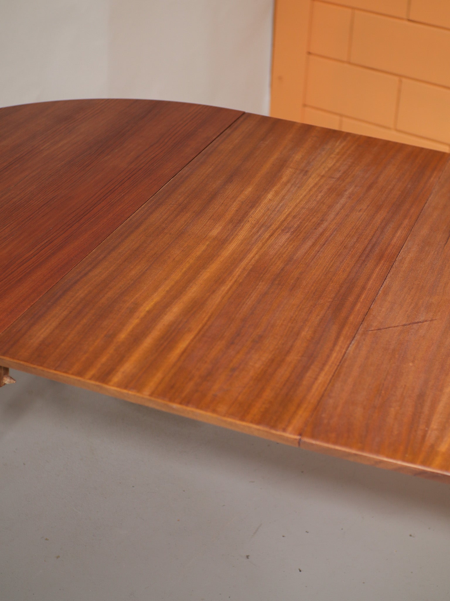Extendable_round_dining_table_teak_vintage_Danish_1960s