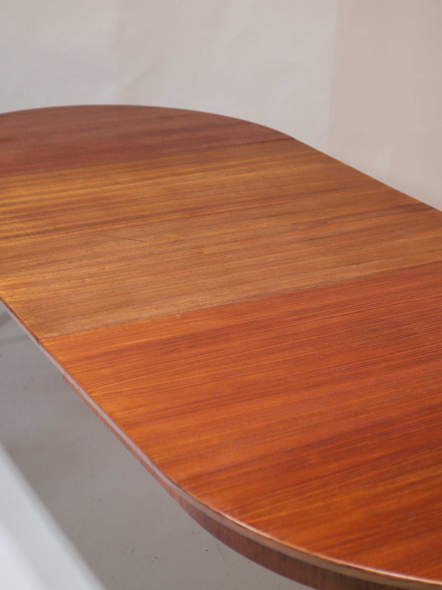 Extendable_round_dining_table_teak_vintage_Danish_1960s