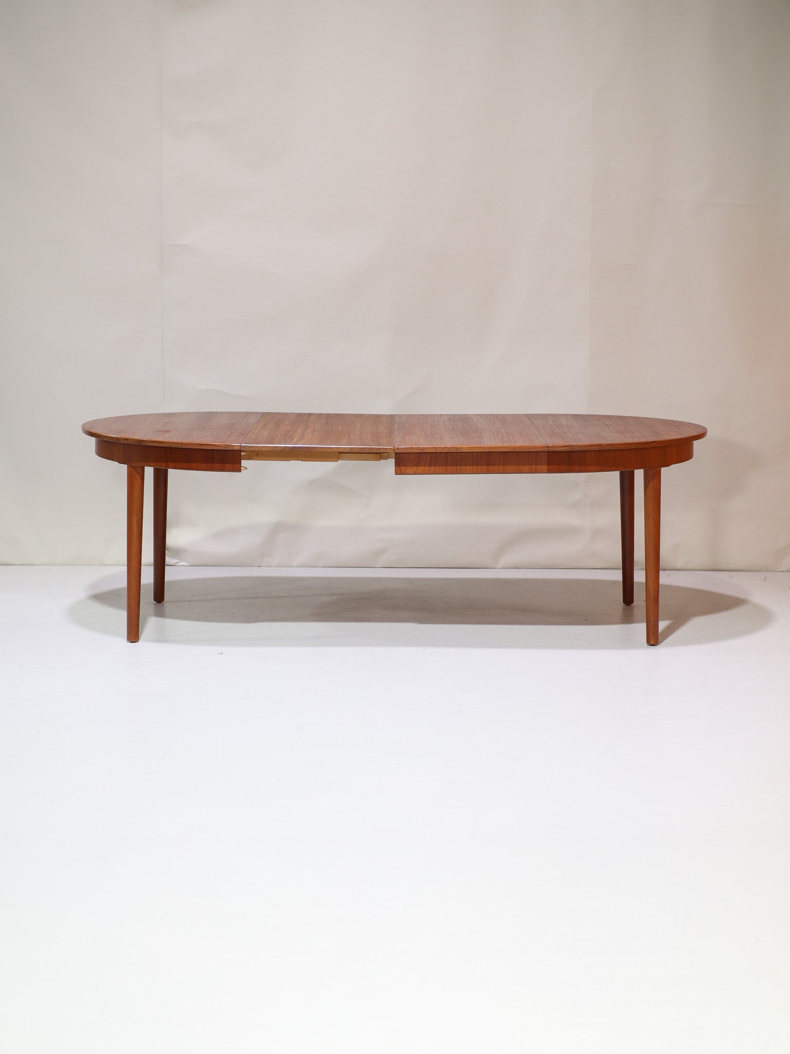 Extendable_round_dining_table_teak_vintage_Danish_1960s