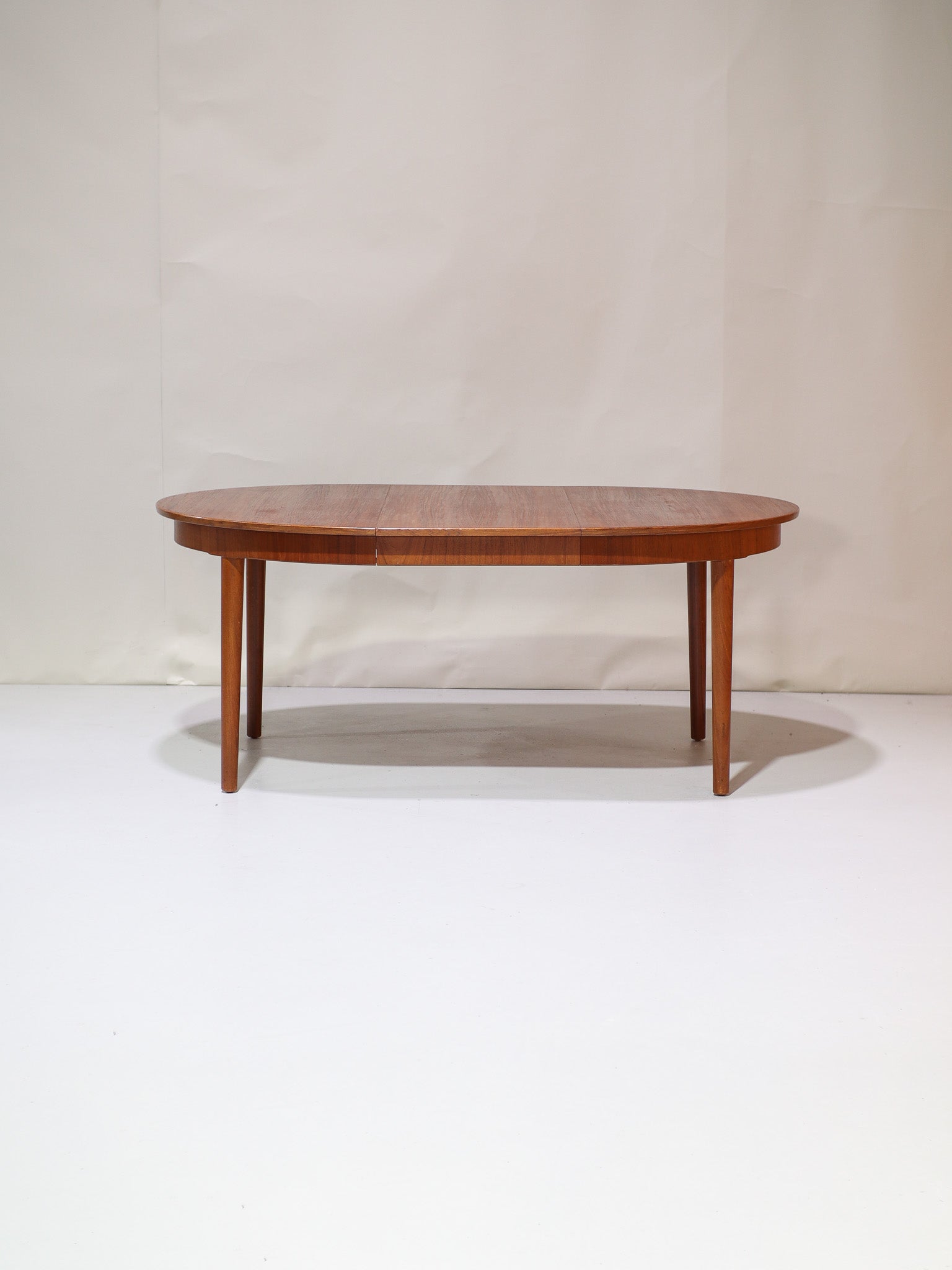 Extendable_round_dining_table_teak_vintage_Danish_1960s